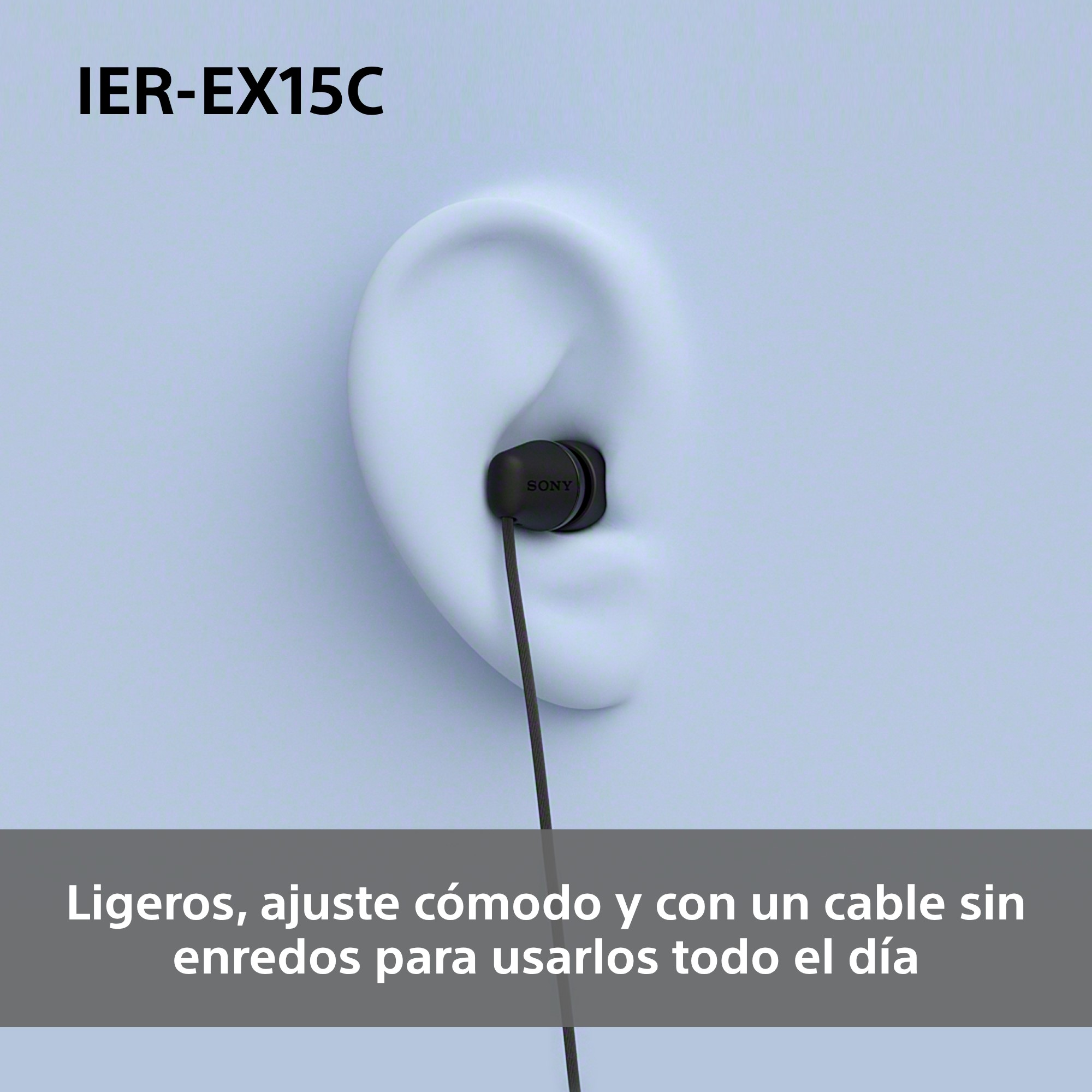 La imagen muestra una oreja con un auricular Sony negro insertado. El auricular está conectado a un cable negro.