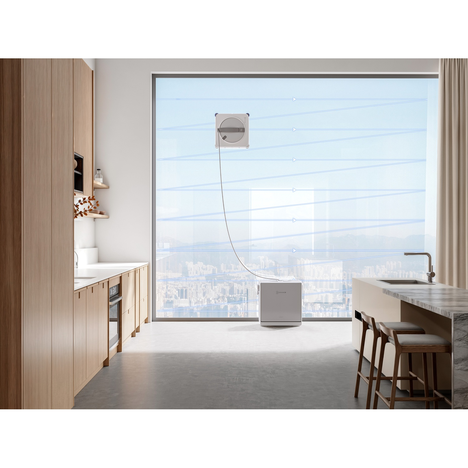Un pulitore di finestre sta pulendo una grande finestra con vista sulla città. In primo piano una cucina, con mobili in legno e un piano di lavoro.