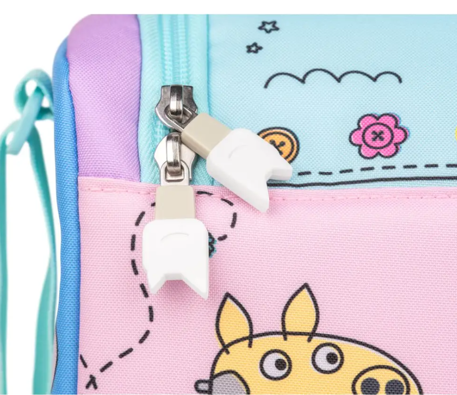 Nahaufnahme einer bunten Tasche mit Reißverschluss. Die Reißverschlussschieber sind weiß. Die Tasche hat Cartoon-Dekorationen und Pastellfarben.