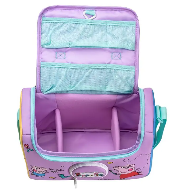 Eine lila Peppa Wutz Tasche mit offenen Fächern, blauen Netztaschen und einem Trageriemen. Sie zeigt Charakterillustrationen.