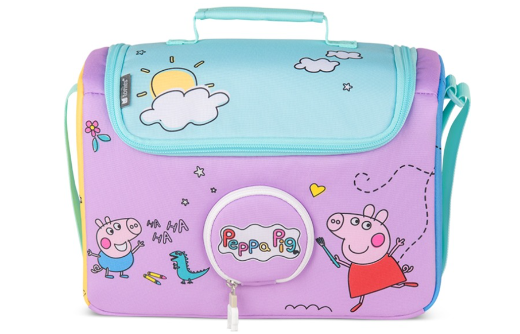 Eine Peppa Wutz-Lunchtasche mit Illustrationen von Peppa, Sonne, Wolken und Sternen. Die Tasche ist lila und hat einen Griff und einen Riemen.
