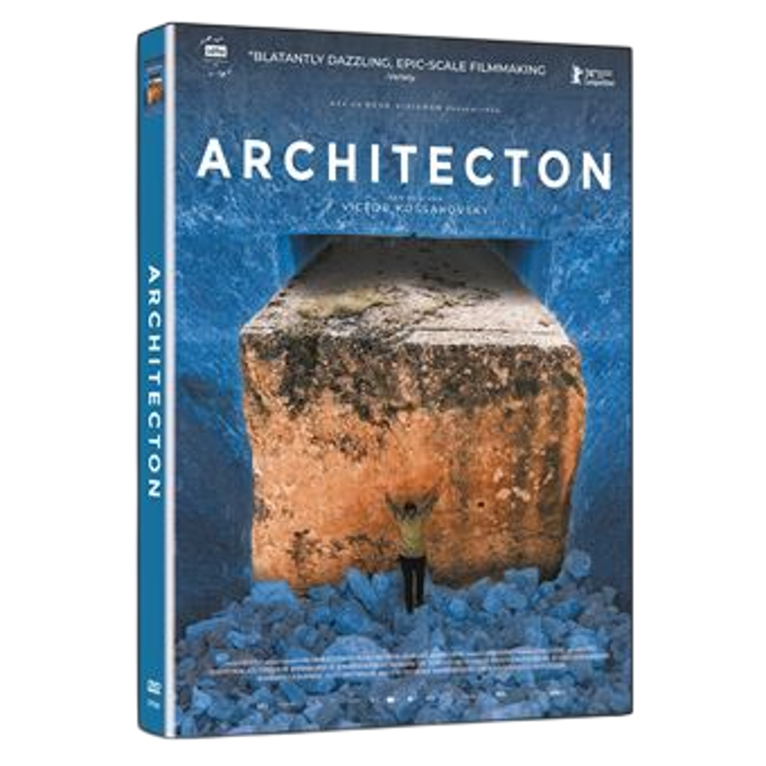 DVD-hoes met de titel ARCHITECTON. Een persoon staat voor een groot stenen blok. Blauwe achtergrond met tekst.