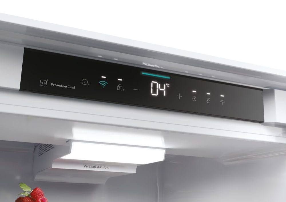 Hűtőszekrény belseje digitális kijelzővel, 4 Celsius-fokot mutat. Vezérlőpanelt és 'Vertical Airflow' feliratú belső világítást tartalmaz.