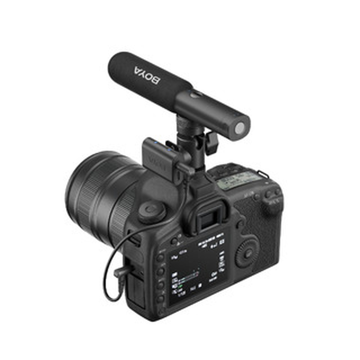 Een zwarte camera met een microfoon bevestigd. De microfoon heeft een schuimrubberen hoes. De camera staat op een witte achtergrond.