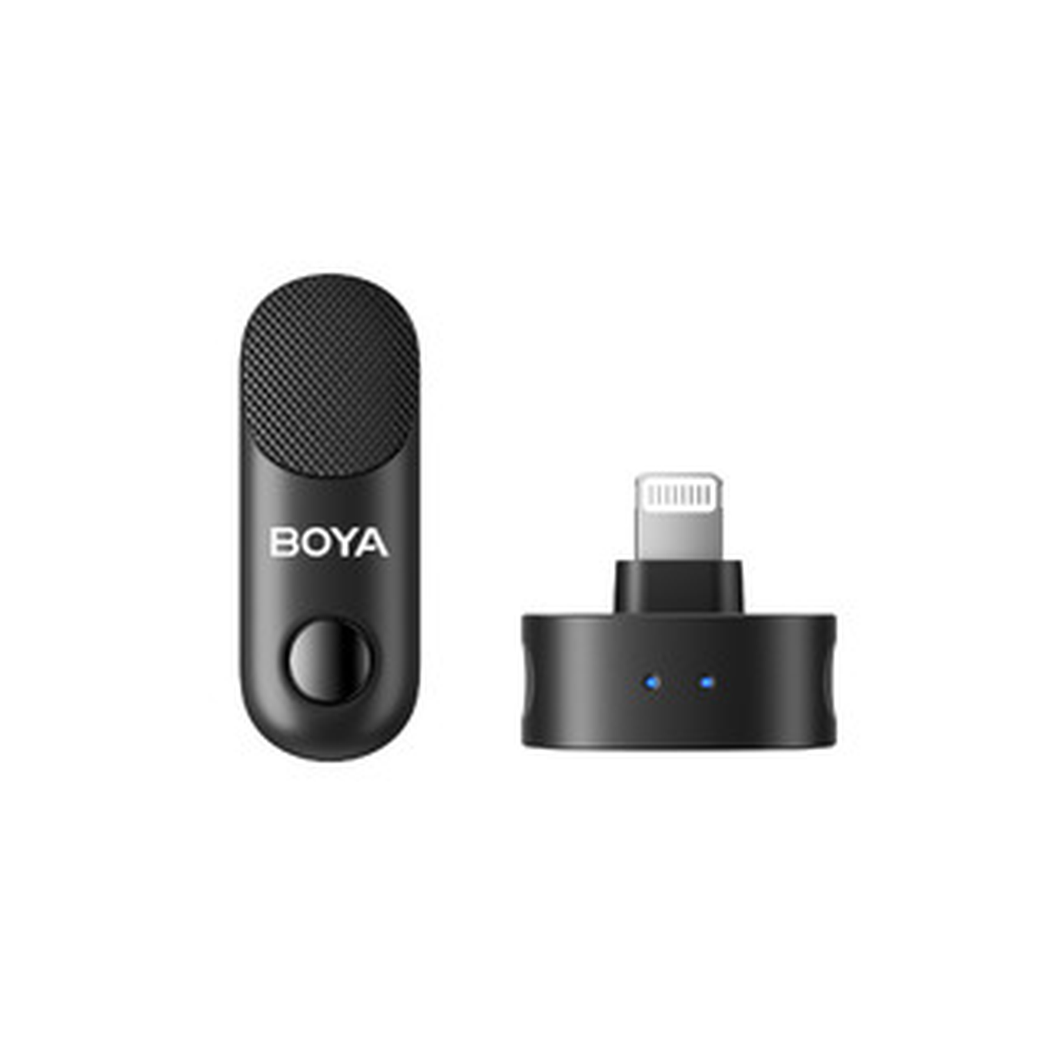 Een zwarte Boya-microfoon en een Lightning-adapter. De microfoon is ovaal met BOYA erop. De adapter heeft een Lightning-connector.