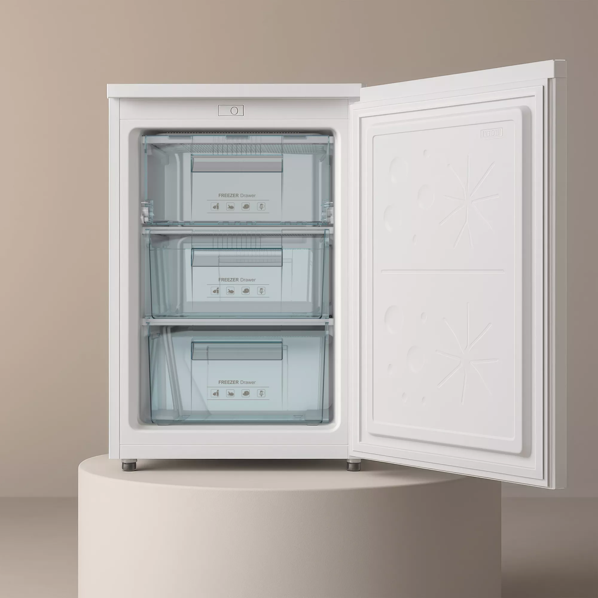Congelador blanco con puerta abierta. Muestra tres cajones transparentes. El congelador descansa sobre una base redonda, sobre un fondo beige.