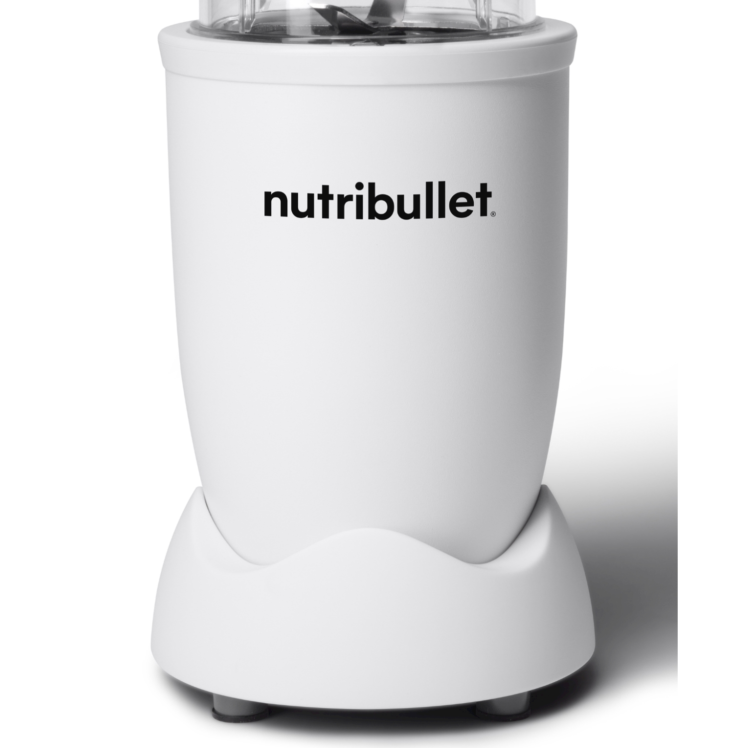 Un frullatore Nutribullet bianco. Ha una base bianca e un contenitore trasparente con lame. Il nome del marchio è stampato.