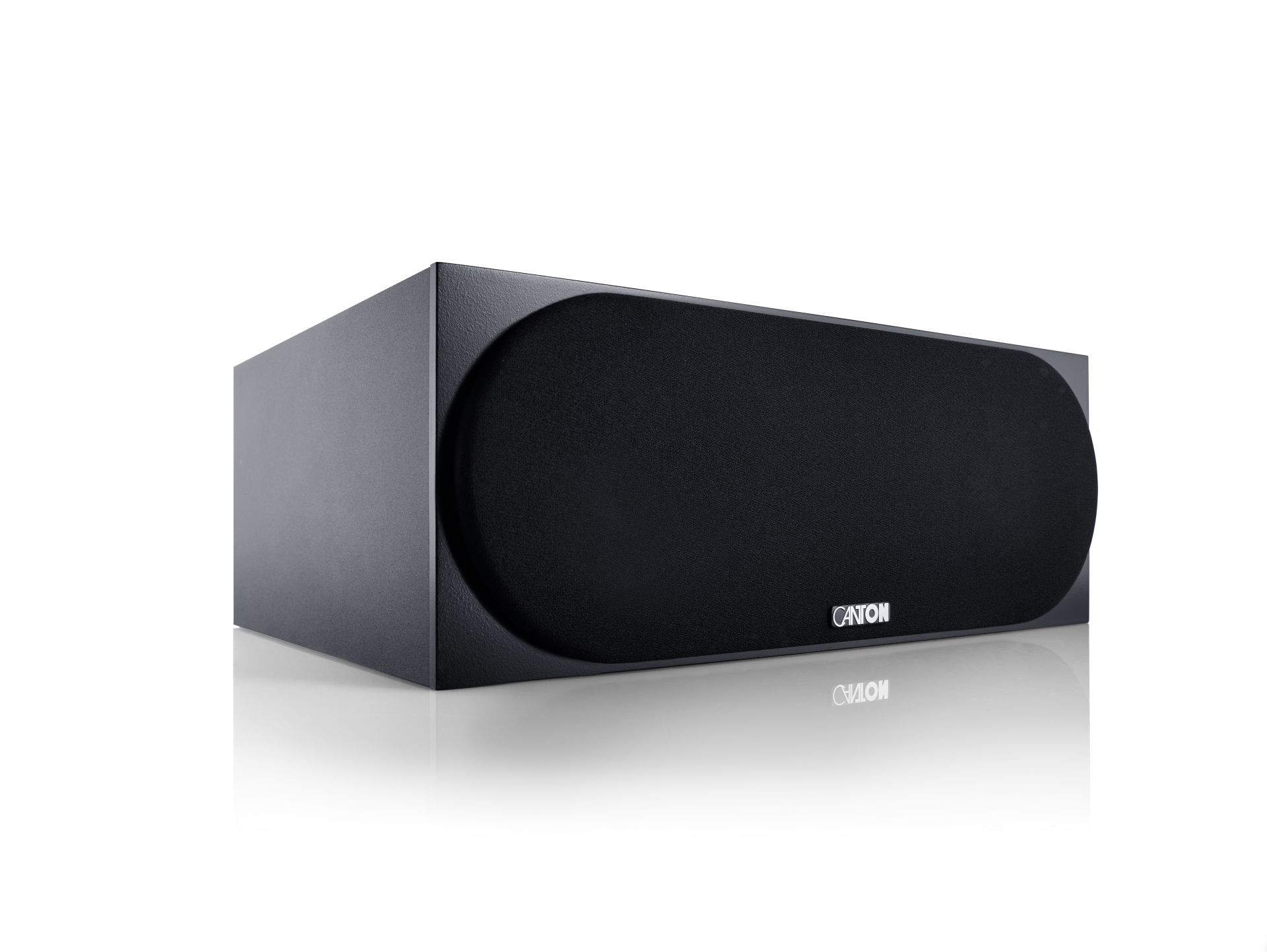 Ein schwarzer Canton-Subwoofer auf einer weißen Oberfläche. Der Lautsprecher ist rechteckig mit abgerundeten Kanten.