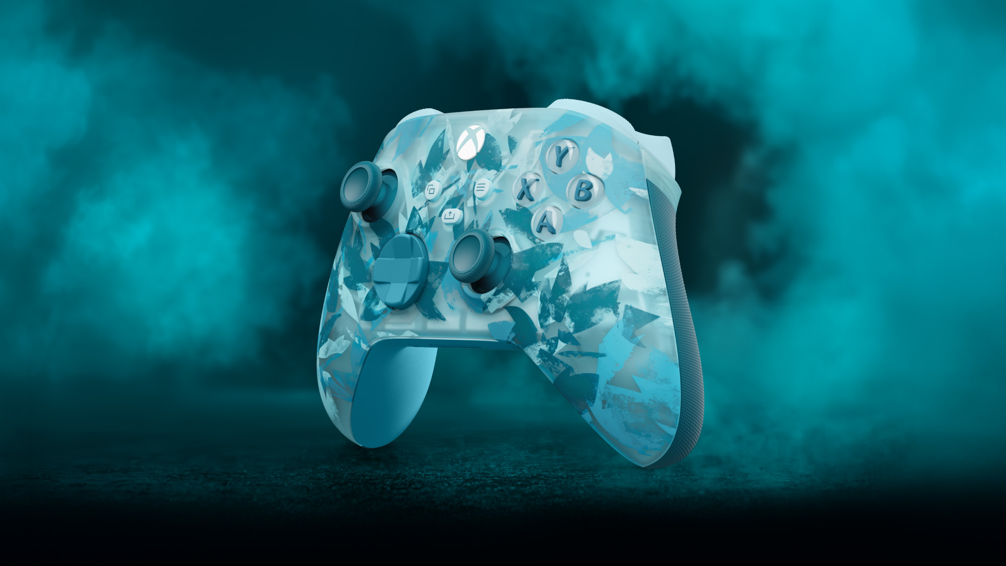 Ein Xbox-Controller in Blau- und Weißtönen. Er hat Beschriftungen und eine strukturierte Oberfläche. Der Hintergrund ist rauchiges Türkis.