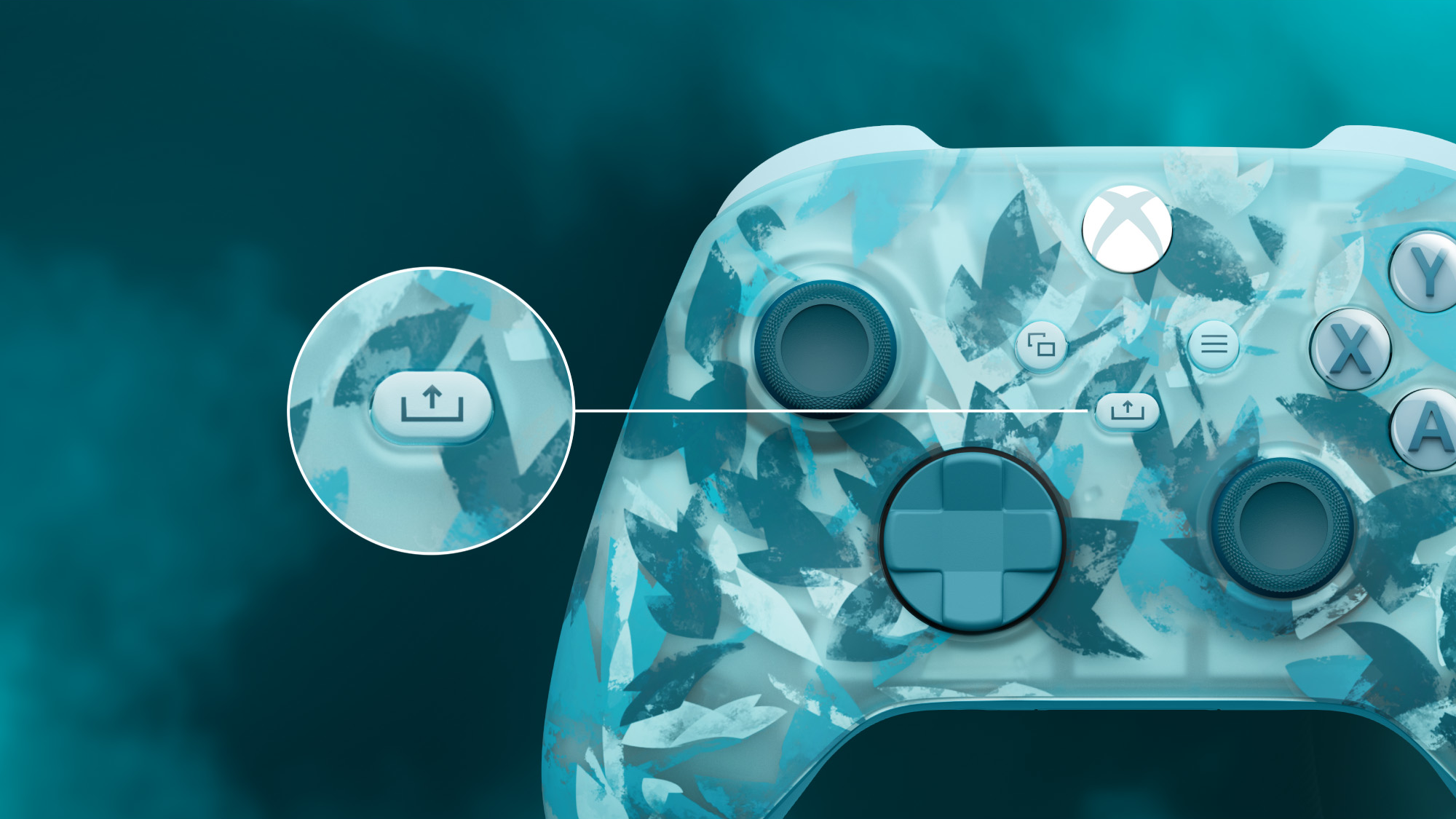 Ein Xbox-Controller mit floralem Muster in Türkis und Weiß. Ein Upload-Symbol wird hervorgehoben, das eine Speicher- oder Freigabefunktion anzeigt.