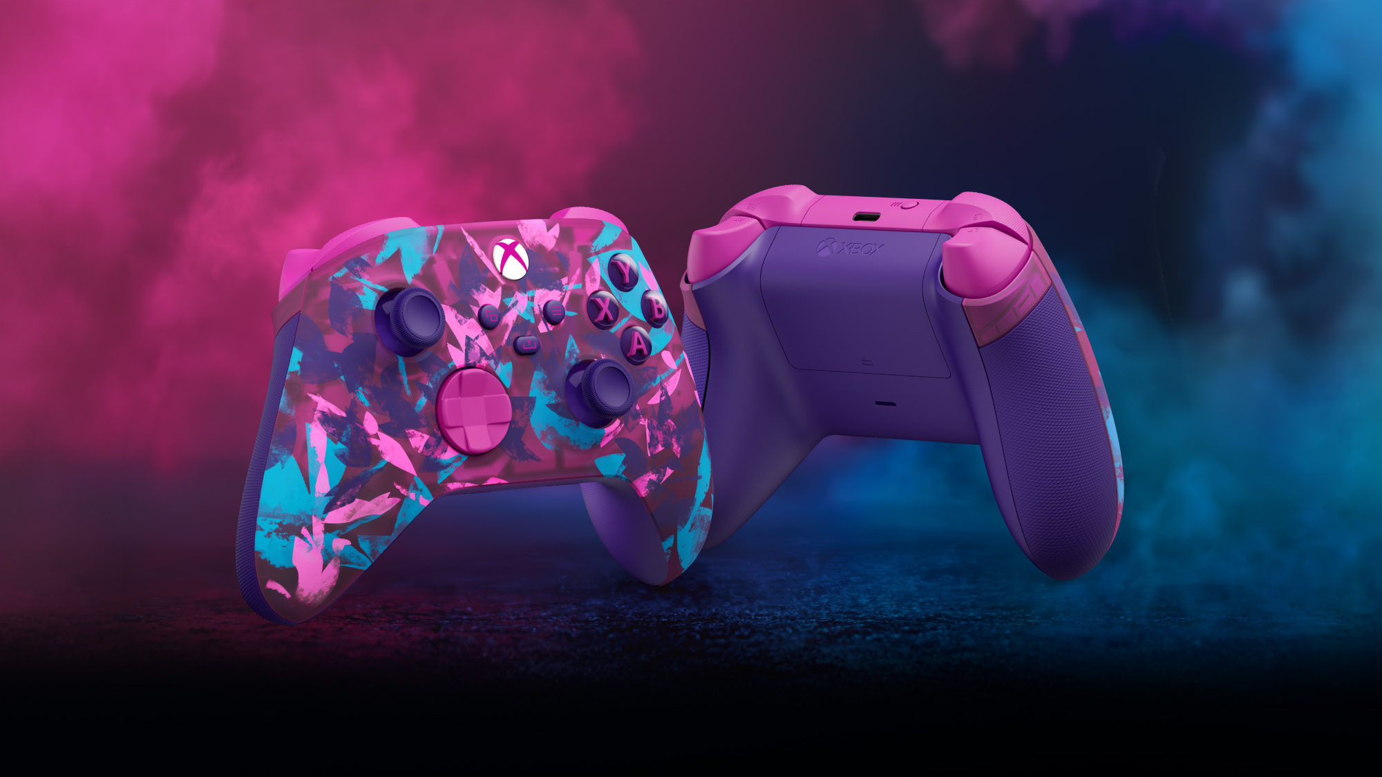 Zwei Xbox-Controller. Einer hat ein Camouflage-Design, der andere ist einfarbig lila. Der Hintergrund ist ein Gradient aus Pink und Blau.