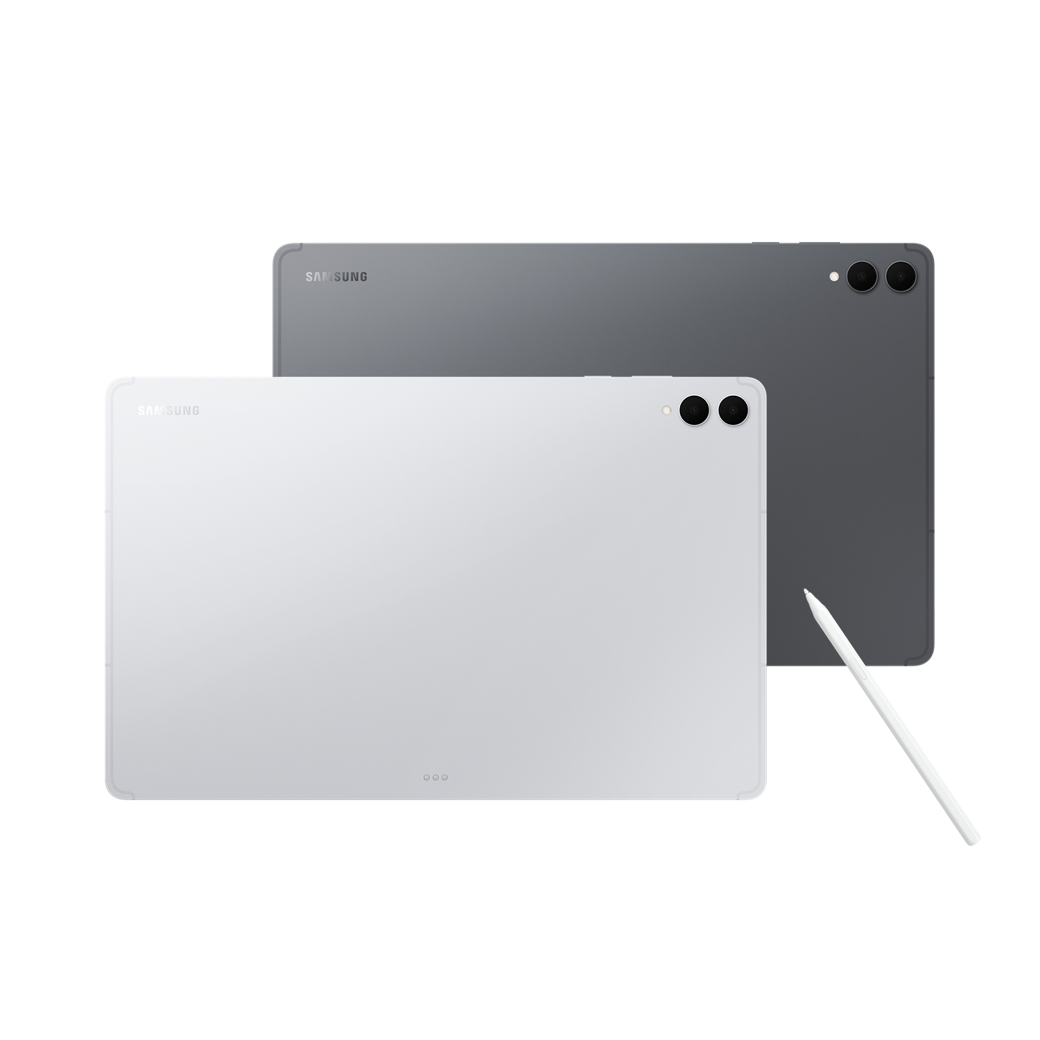 Dos tabletas Samsung, blanca y gris, apiladas. Un lápiz blanco descansa al lado. Las tabletas tienen cámaras y logotipos.
