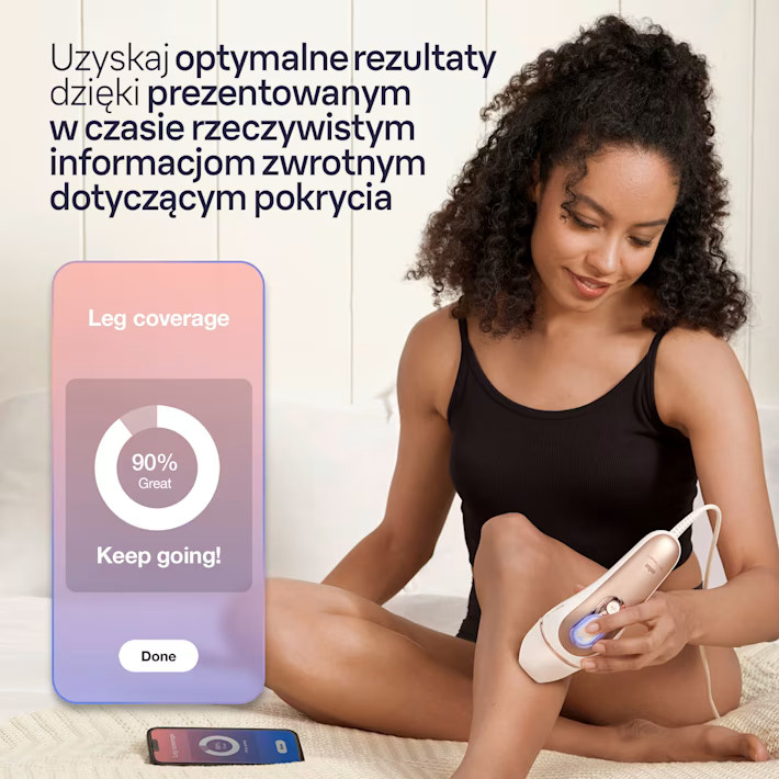 Kobieta używa urządzenia do usuwania włosów na nodze, telefon wyświetla pokrycie nogi. Tekst na ekranie mówi 'Kontynuuj!'
