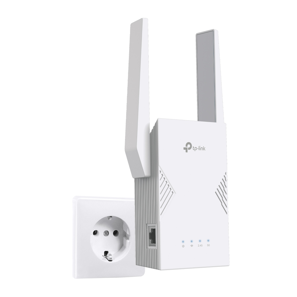 Fehér TP-Link hatótáv-növelő két antennával és fali dugóval. A hatótáv-növelő egy fehér konnektorba van bedugva.