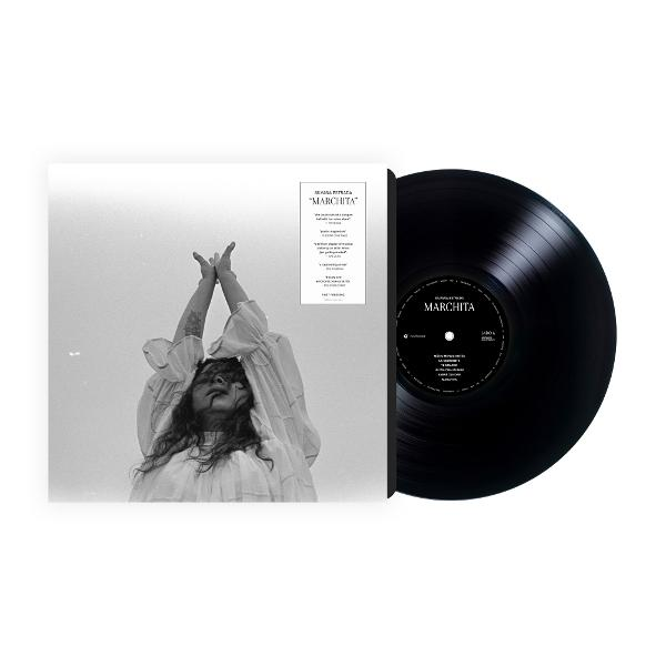 Ein schwarz-weißes Albumcover mit einer Frau, die ihre Arme hebt, und eine Vinyl-Schallplatte daneben.