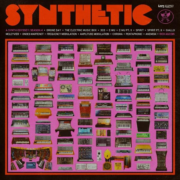 Albumcover mit dem Wort SYNTHETIC. Auf pinkem Hintergrund sind viele Synthesizer abgebildet. Das Cover hat einen schwarzen Rand.