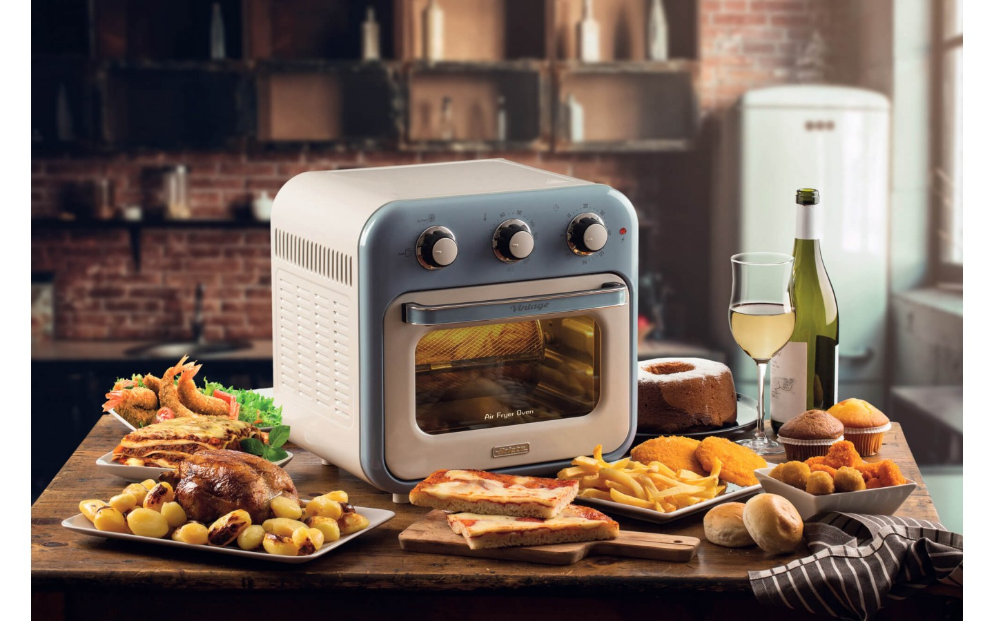 Frytownica powietrzna z różnymi daniami, takimi jak pizza, smażone jedzenie i wino na drewnianym stole. Tło to kuchnia.