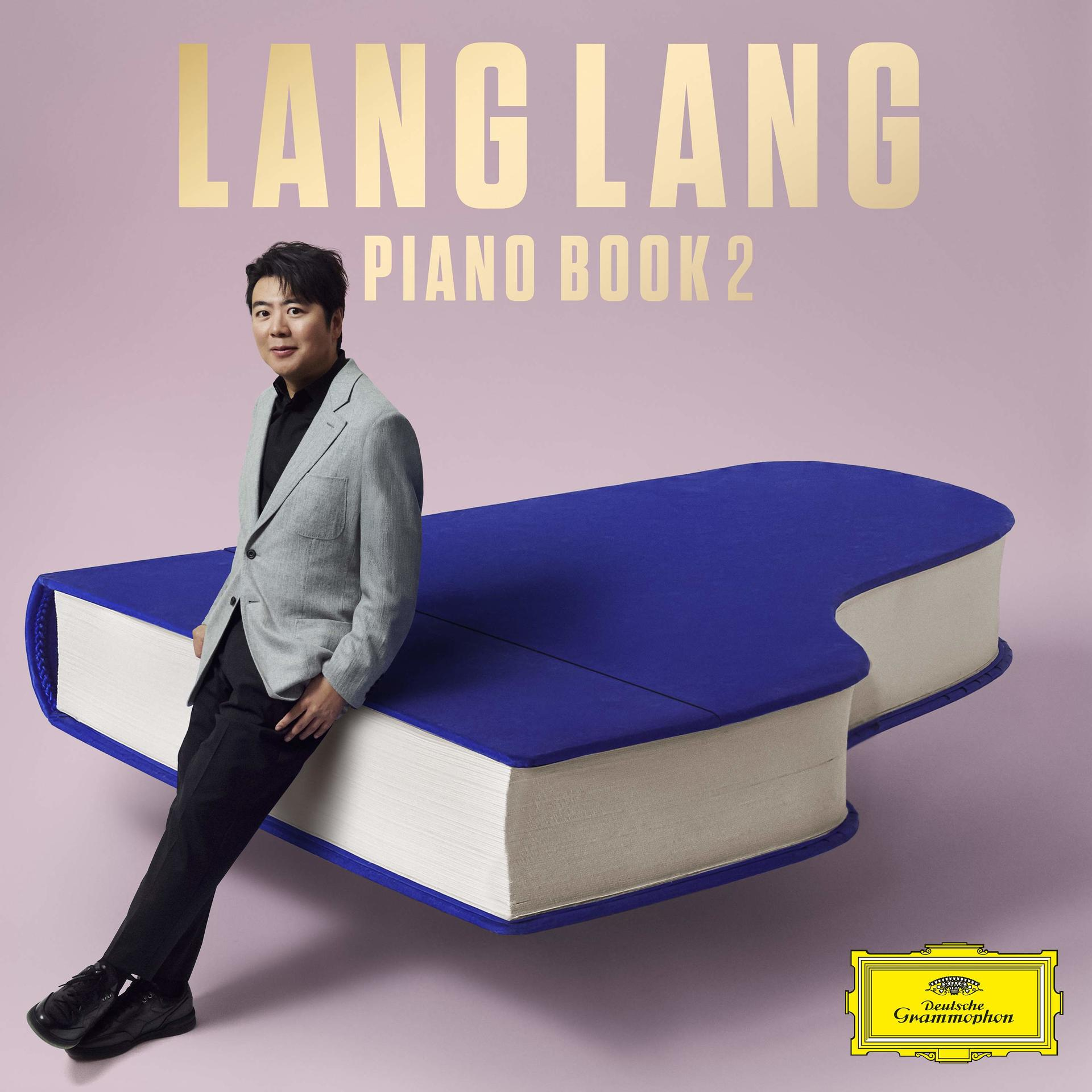 Lang Lang sitzt auf einem riesigen Buch. Der Titel 'Lang Lang Piano Book 2' steht über ihm. Der Hintergrund ist rosa.