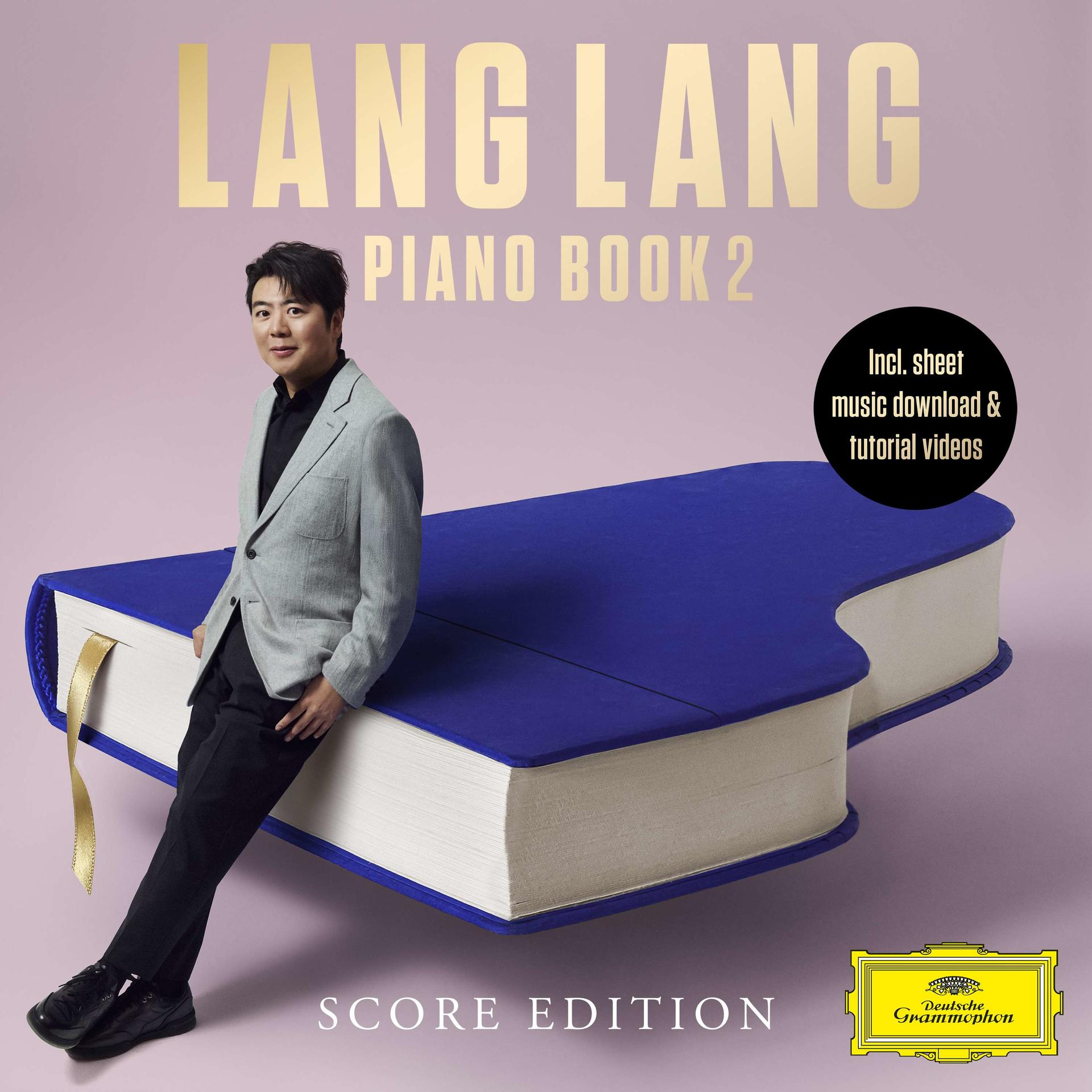 Lang Lang auf einem großen blauen Buch. Titel: Piano Book 2. Inkl. Noten und Tutorial-Videos. Score Edition.