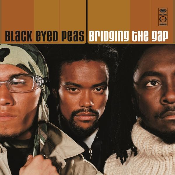 Albumcover: The Black Eyed Peas. Drei Mitglieder in Nahaufnahme. Text: Black Eyed Peas Bridging the Gap. Brauner und schwarzer Hintergrund.