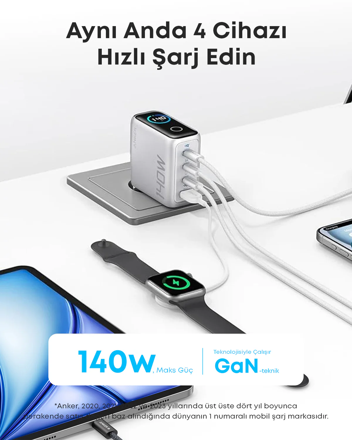 Çoklu kablolu bir şarj istasyonu, bir Apple Watch, bir tablet ve bir telefon görüntüleniyor. İstasyon aynı anda birden fazla cihazı şarj ediyor.