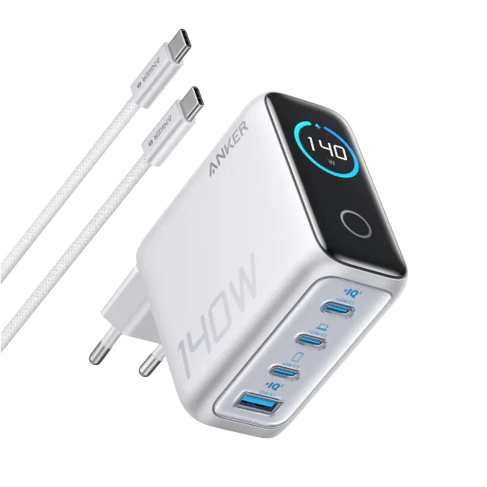İki beyaz USB-C kablosuyla beyaz bir Anker 140W şarj cihazı. Şarj cihazında '140W' gösteren dijital bir ekran var. Siyah arka plan.