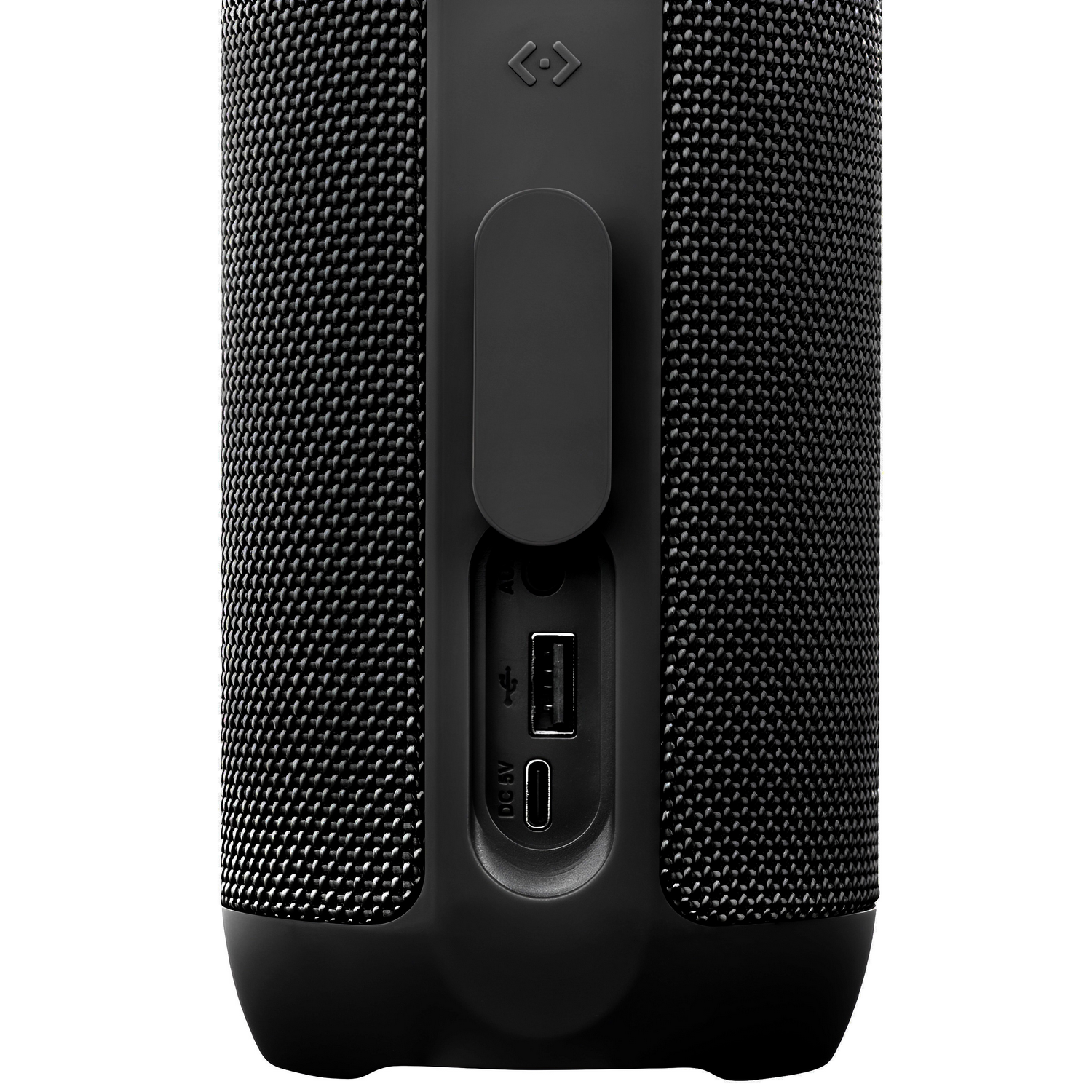 Altavoz cilíndrico negro con superficie texturizada y puertos USB y de carga. Se ven una cubierta negra y símbolos de entrada de energía.