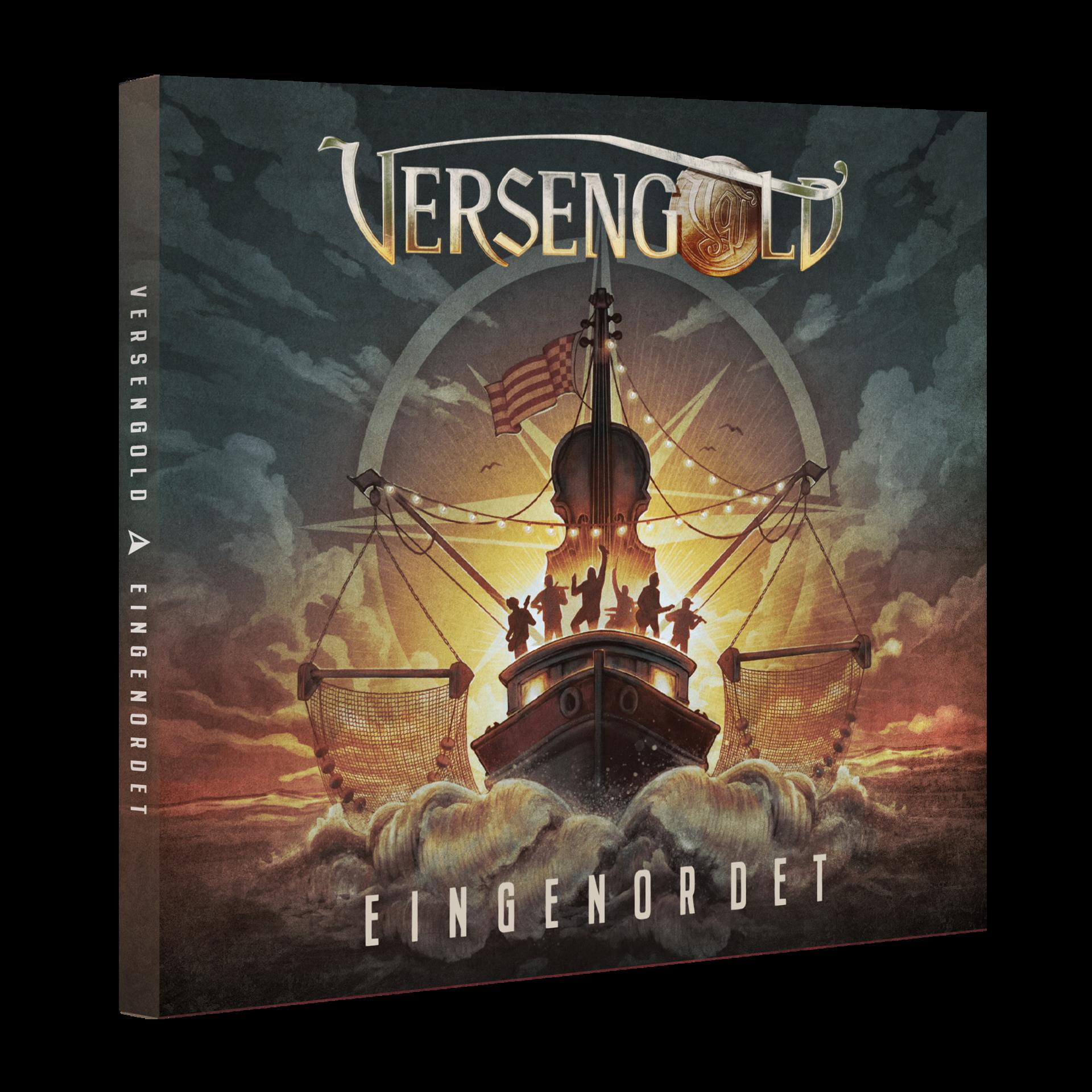 Albumcover: Ein Schiff mit Geigenmast segelt durch Wellen unter bewölktem Himmel. Bandmitglieder stehen an Deck.