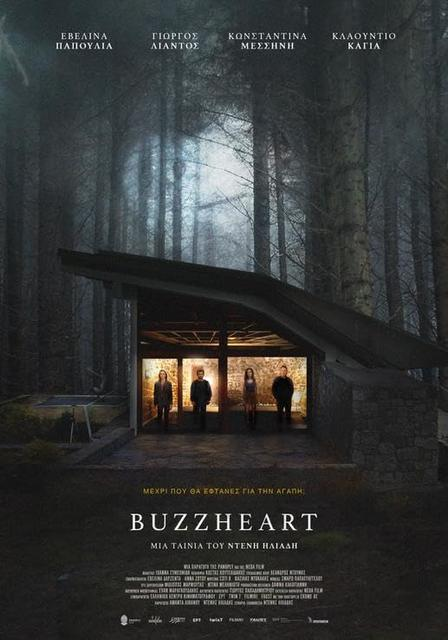 Filmplakat. Vier Personen stehen in einem beleuchteten Gebäude in einem dunklen Wald. Der Titel lautet 'BUZZHEART'.