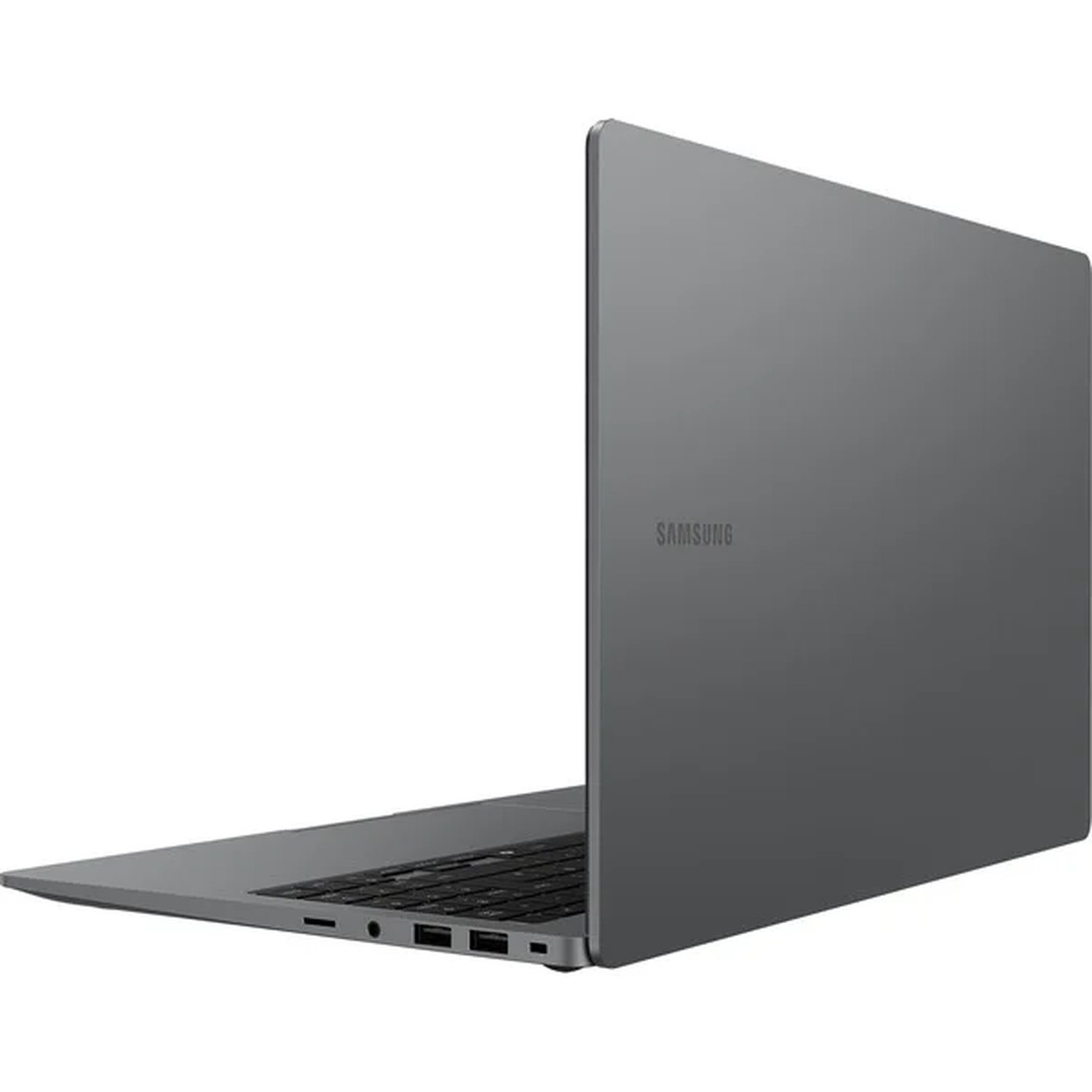 Een grijze Samsung laptop is open, met het toetsenbord en de poorten zichtbaar. Het scherm is licht gekanteld en toont het Samsung logo. De achtergrond is wit.