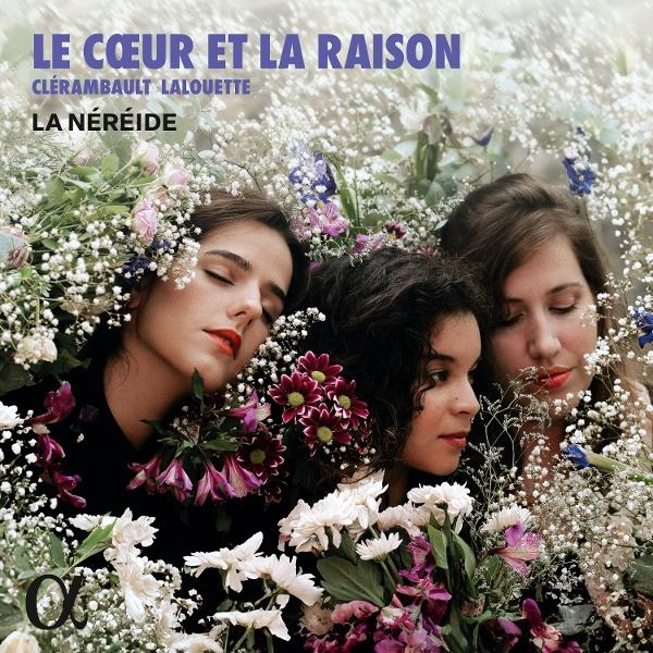 Drei Frauen, umgeben von Blumen. Der Text oben lautet 'Le Coeur et la Raison'. Die Frauen haben geschlossene Augen, rote Lippen und dunkles Haar.