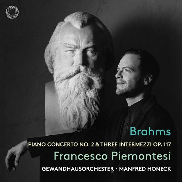 Albumcover. Eine Büste eines Mannes mit Bart befindet sich hinter einem Mann in schwarzem Hemd. Text: Brahms, Francesco Piemontesi.