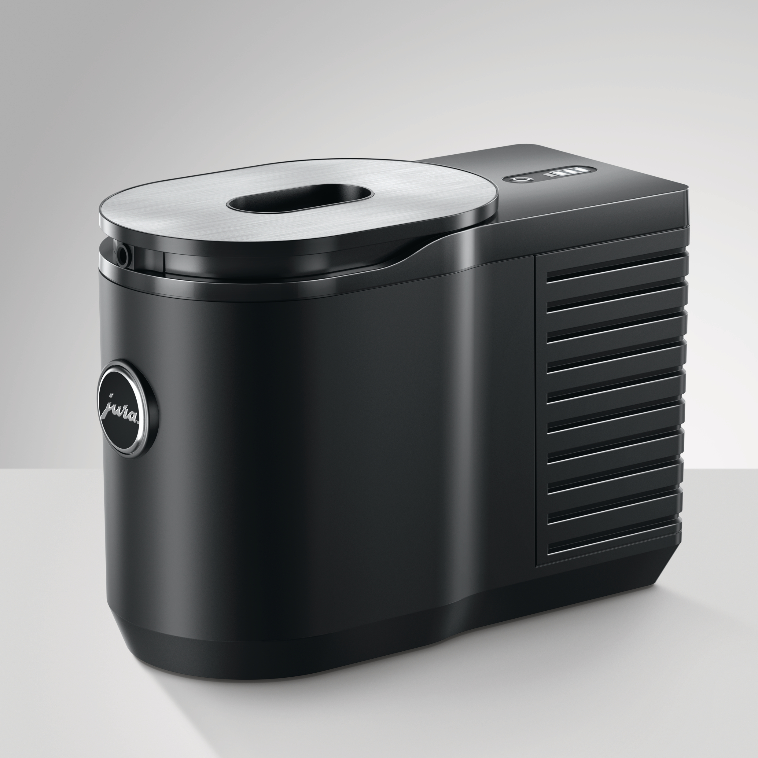 Eine schwarze Jura-Kaffeemaschine mit silberner Oberseite. Sie hat ein rundes Logo, eine Batteriestandsanzeige und eine gerippte Seite.