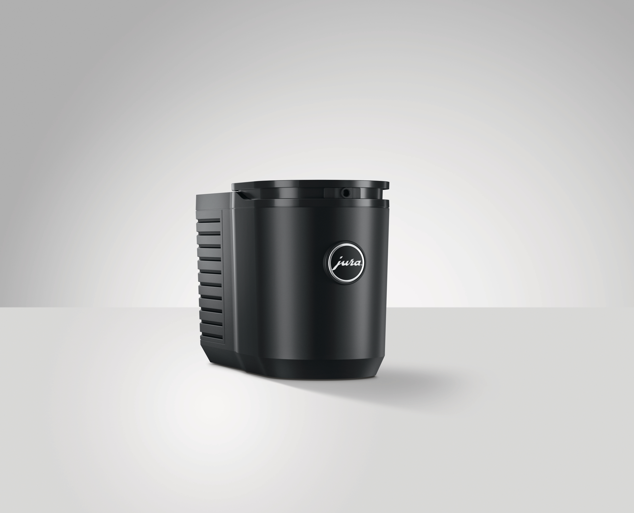 Eine schwarze Jura-Kaffeemaschine mit Seitenbelüftung und abgerundeter Oberseite. Sie hat ein Jura-Logo und steht auf weißem Untergrund.