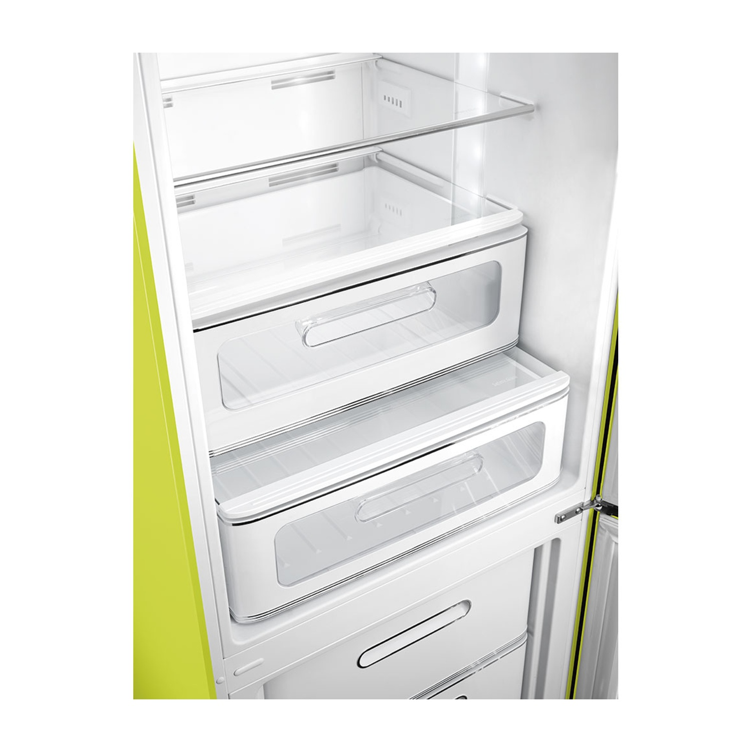Interno di un frigorifero verde lime aperto. Presenta cassetti bianchi, ripiani in vetro e una maniglia. La porta è aperta.