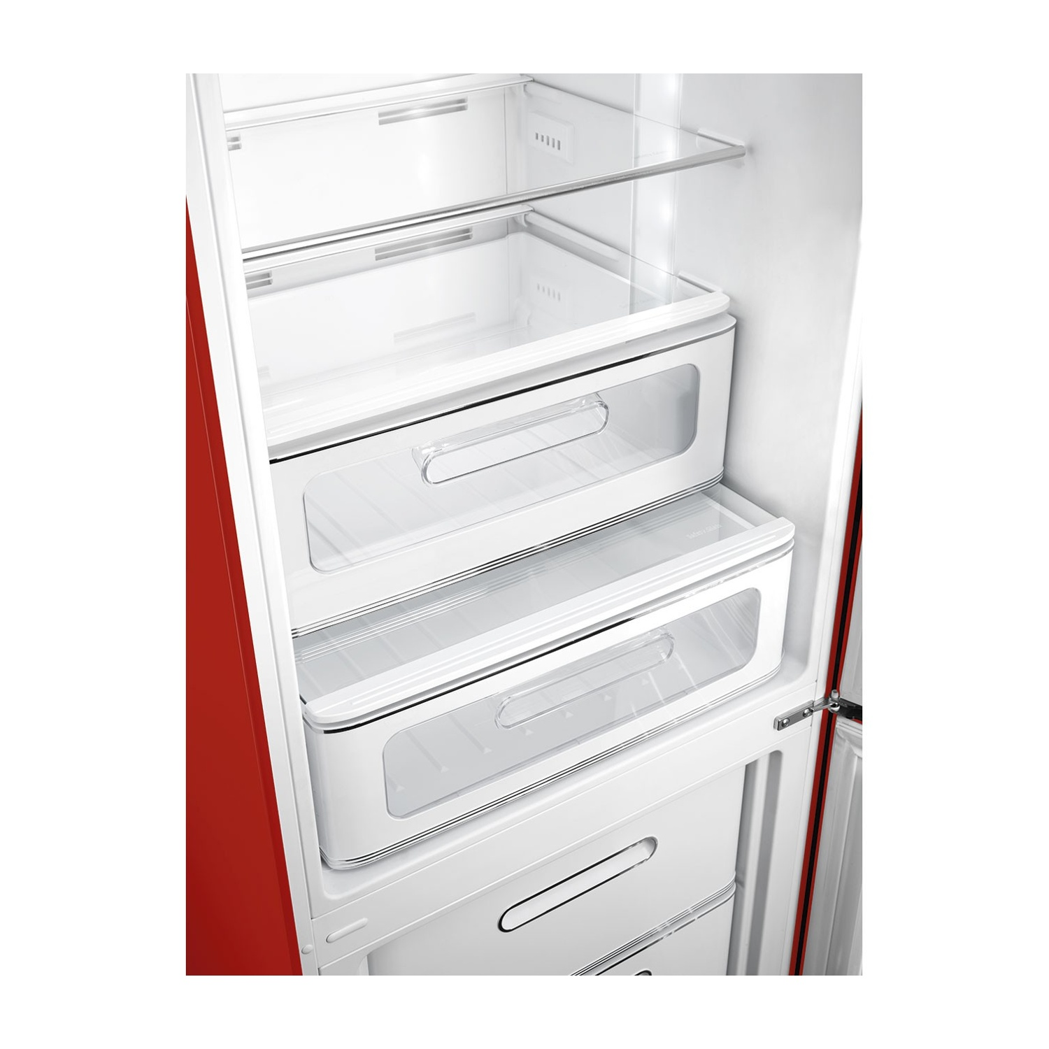 Interno di frigorifero rosso e bianco aperto. Visibili ripiani, cassetti e una porta di vetro trasparente. Il design è moderno con un tocco retrò.