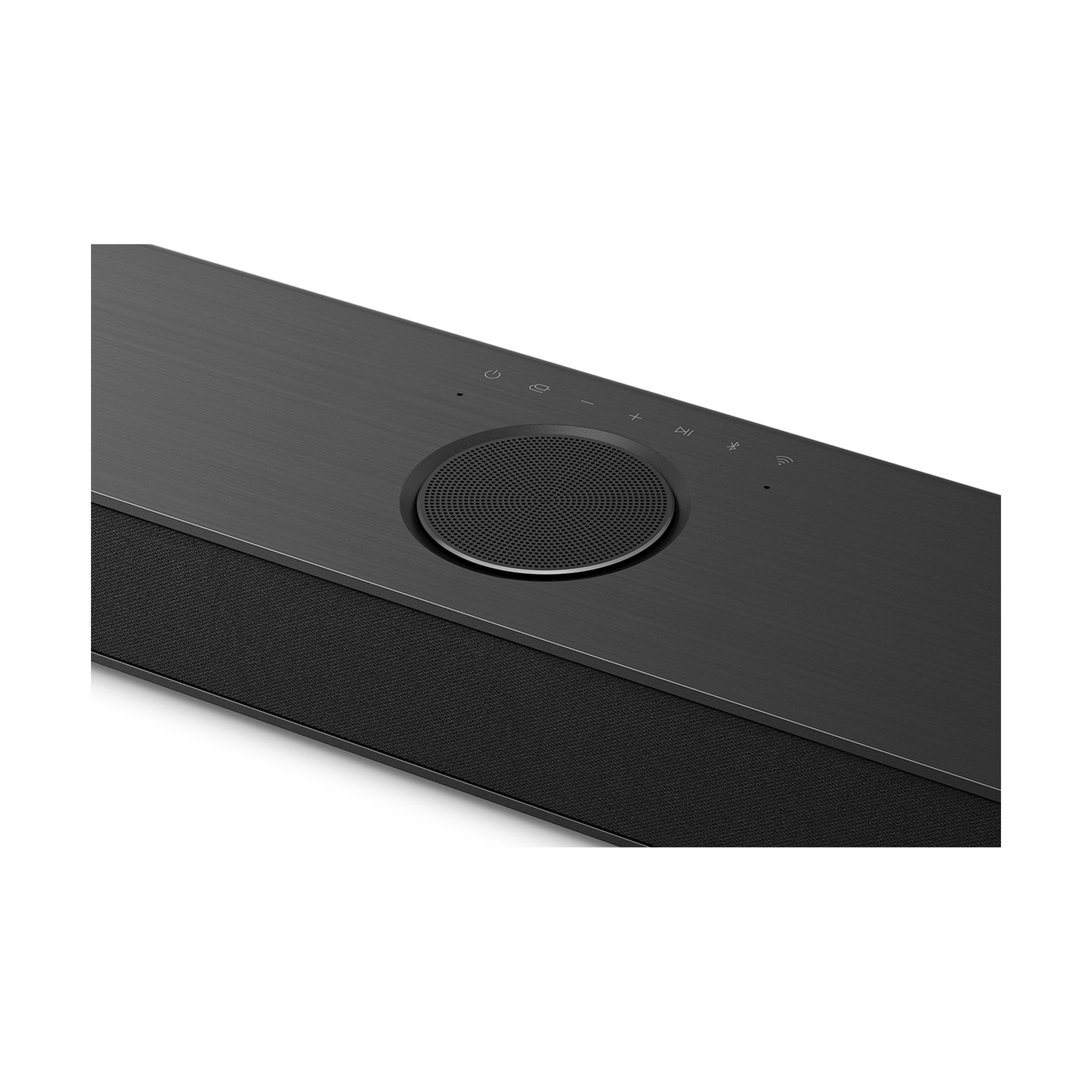 Primo piano di una soundbar nera. Ha una griglia per altoparlanti e pulsanti di controllo. La parte superiore è in metallo spazzolato e la parte inferiore ha una copertura in tessuto.