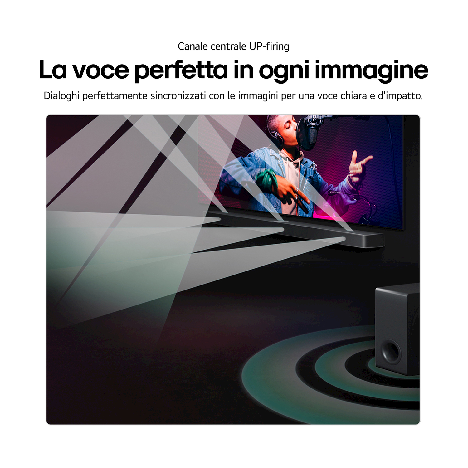 Un uomo canta in un microfono sullo schermo. Le onde sonore emanano da una soundbar nera, un subwoofer è sotto.