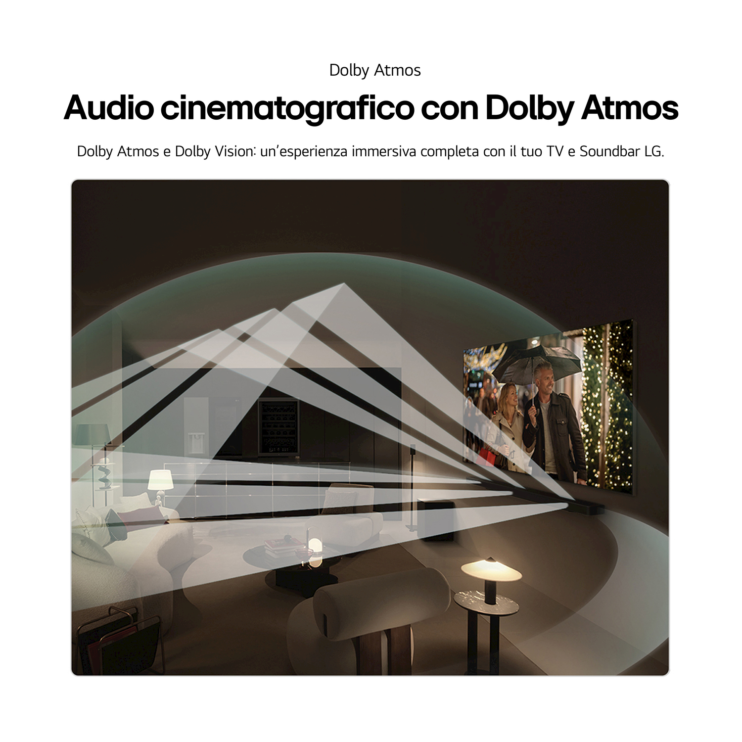 Scena di soggiorno con TV che mostra una coppia. Raggi di luce emanano dalla TV, indicando il suono surround Dolby Atmos.