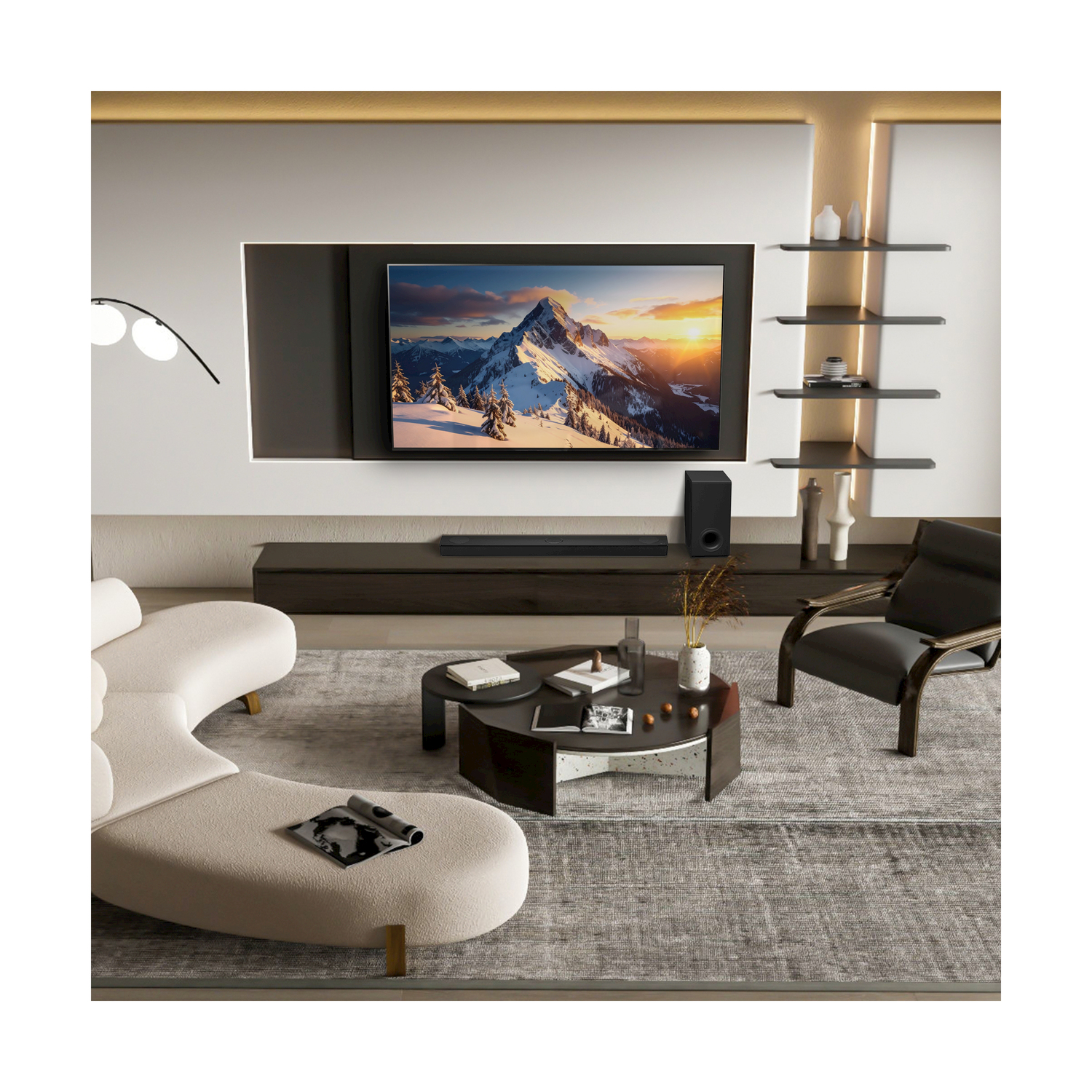 Soggiorno con TV montagna, divano, tavolino, sedia e tappeto. Colori neutri con design moderno.