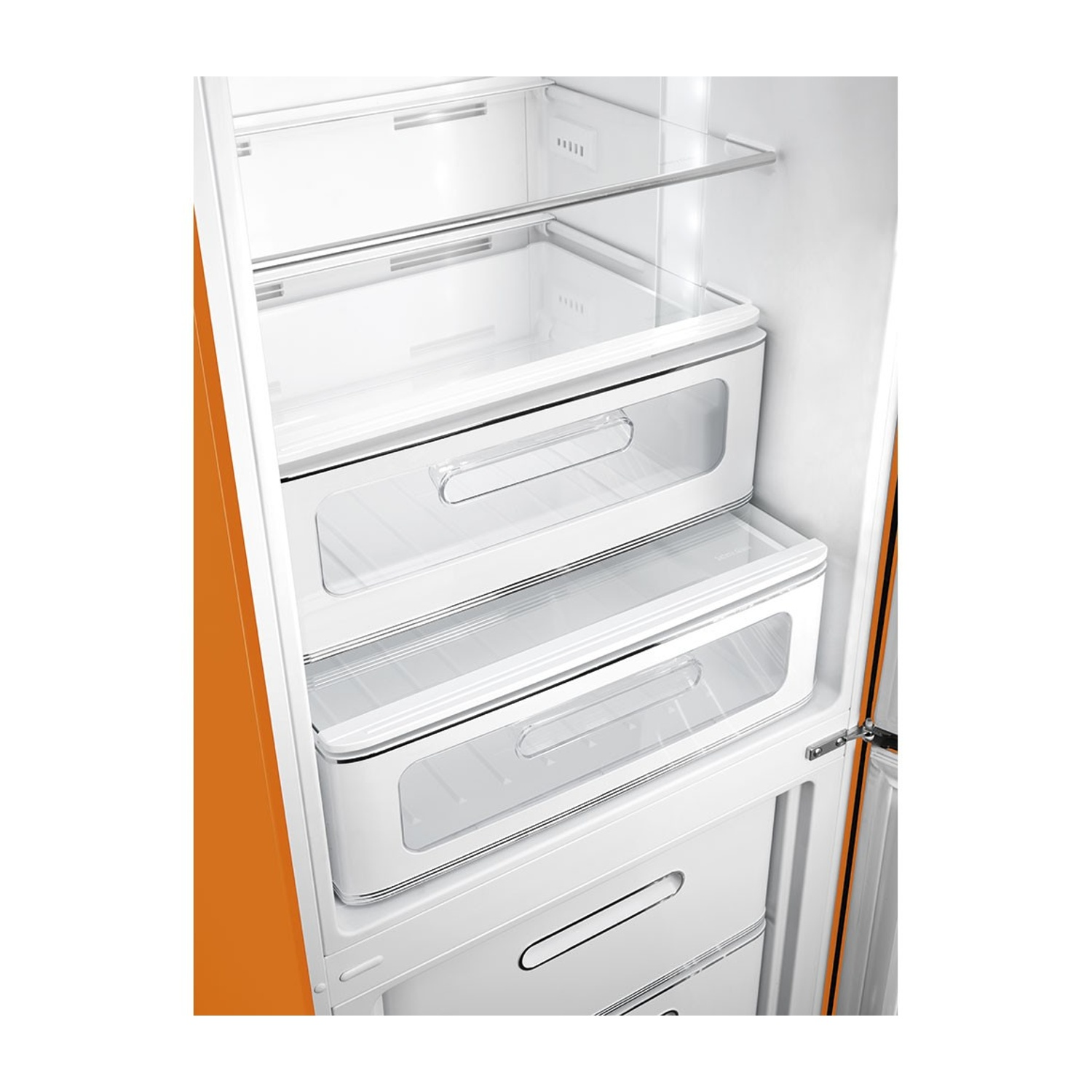 Un frigorifero arancione aperto. Interno bianco con ripiani e cassetti in vetro. La porta è leggermente socchiusa.