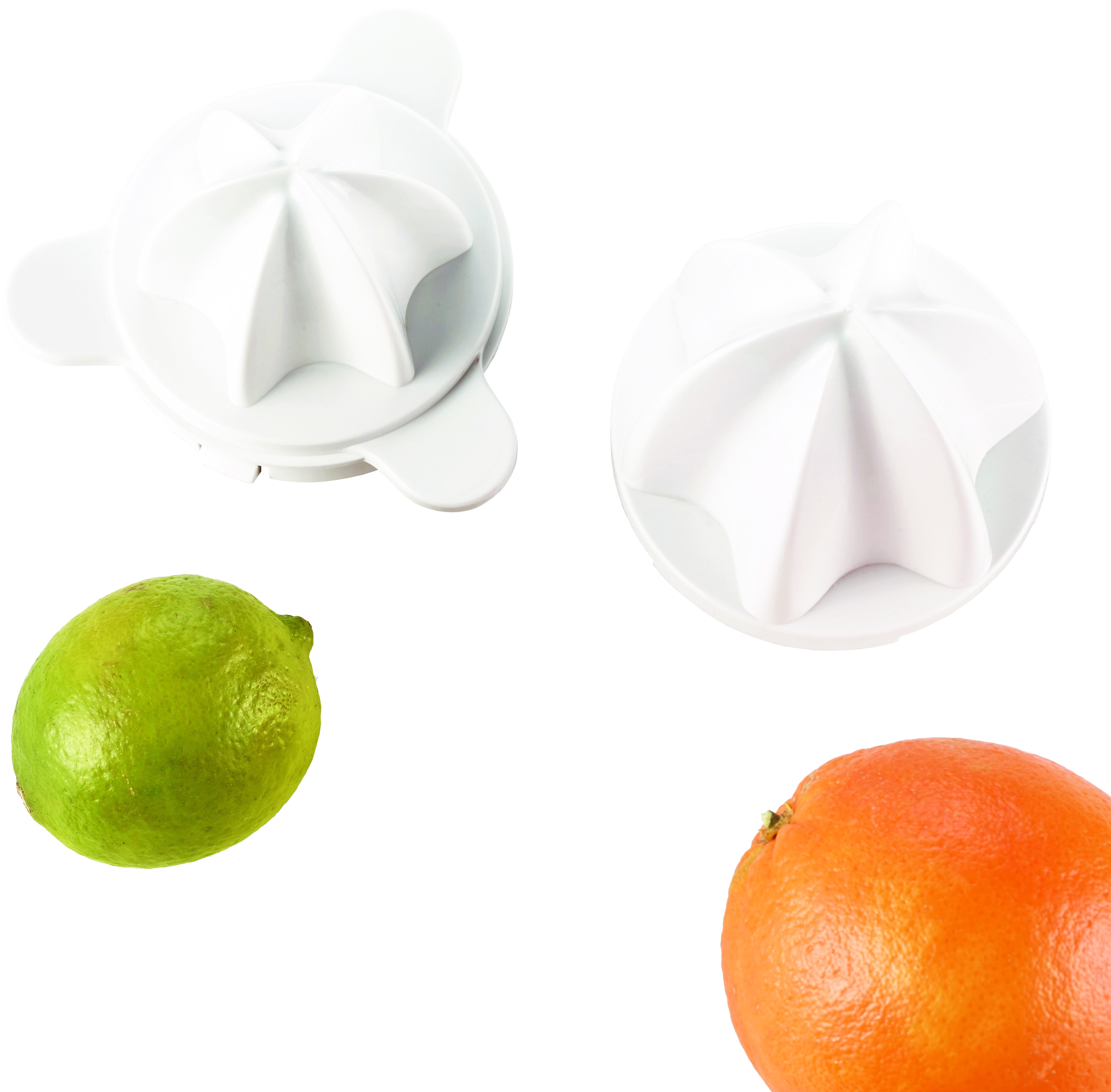 Obraz przedstawia dwie białe wyciskarki do cytrusów, zieloną limonkę i pomarańczowy grejpfrut na białym tle.