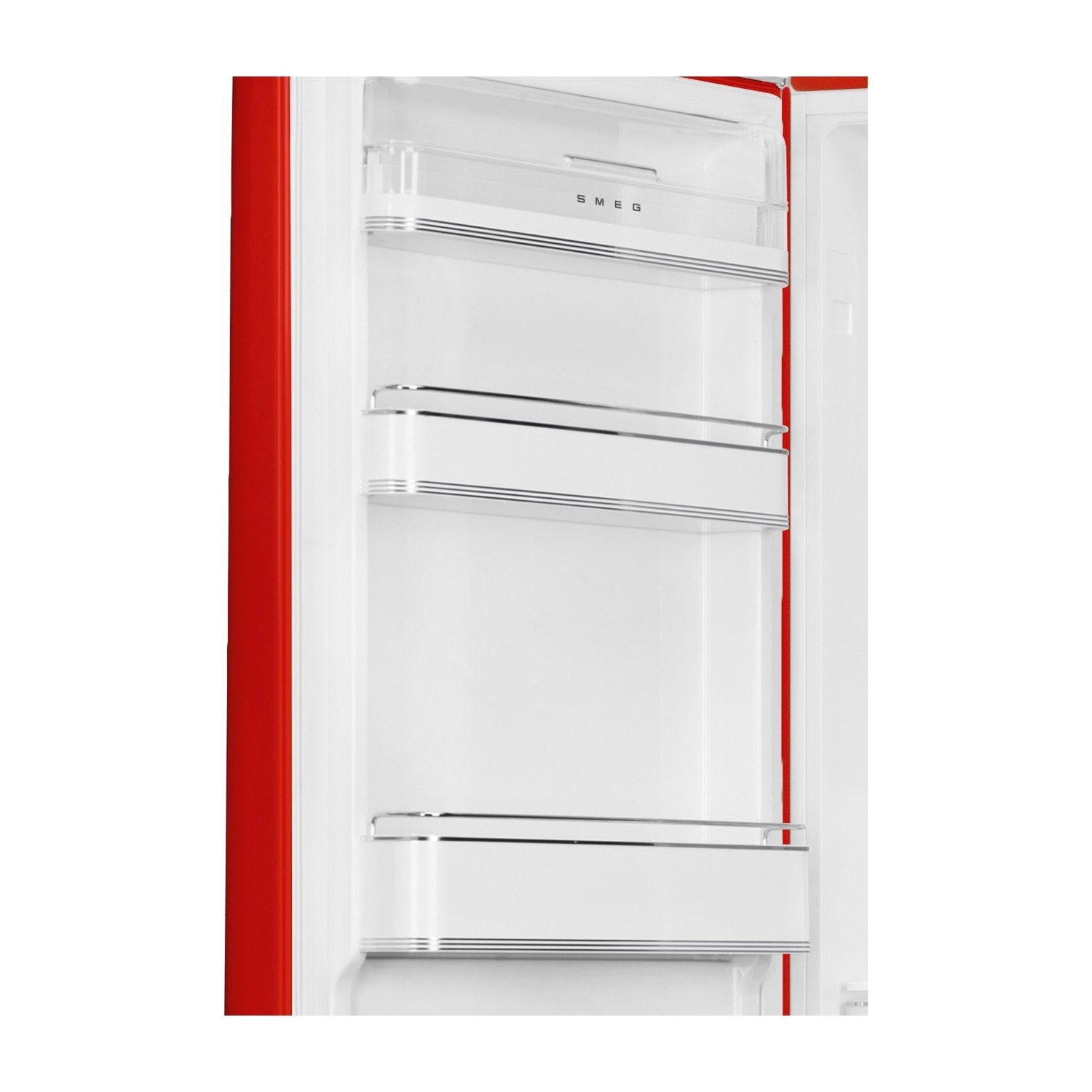 Interno del frigorifero Smeg rosso e bianco con ripiani. La parola SMEG è visibile sul ripiano superiore.