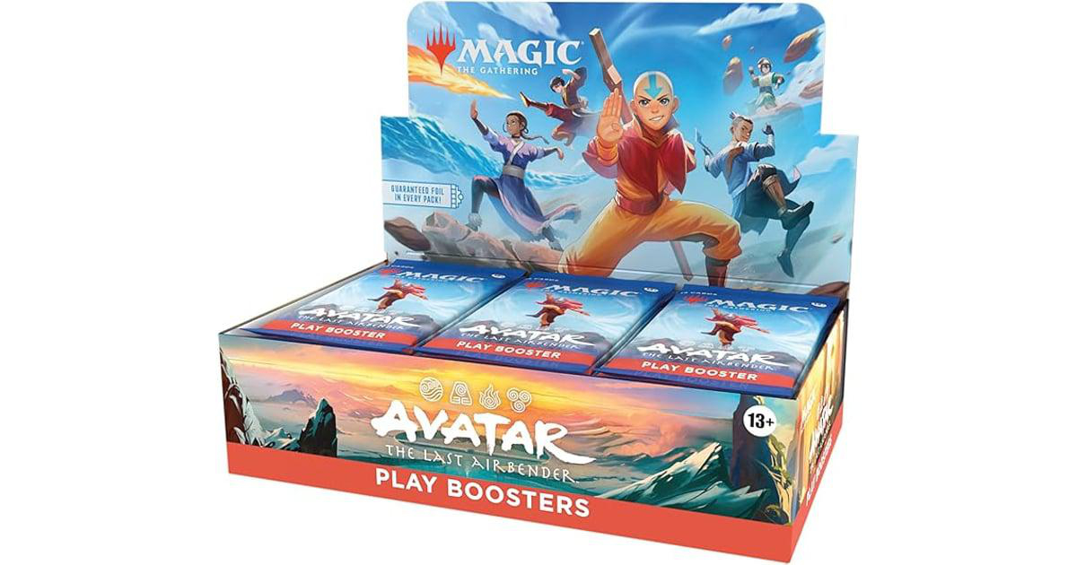 Eine Display-Box mit „Magic: The Gathering“-Play-Boostern mit „Avatar: Der Herr der Elemente“-Artwork. Die Box ist orange und blau.