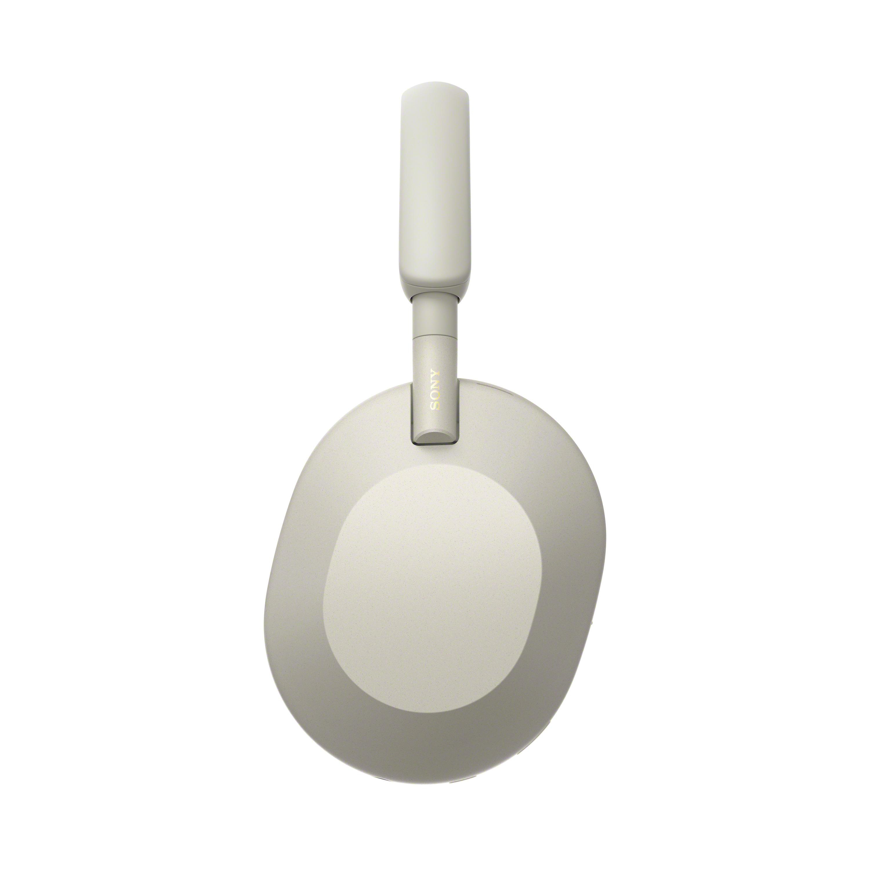 Helle beige Sony Over-Ear-Kopfhörer vor weißem Hintergrund. Das Wort 'SONY' ist auf dem Band zu sehen.