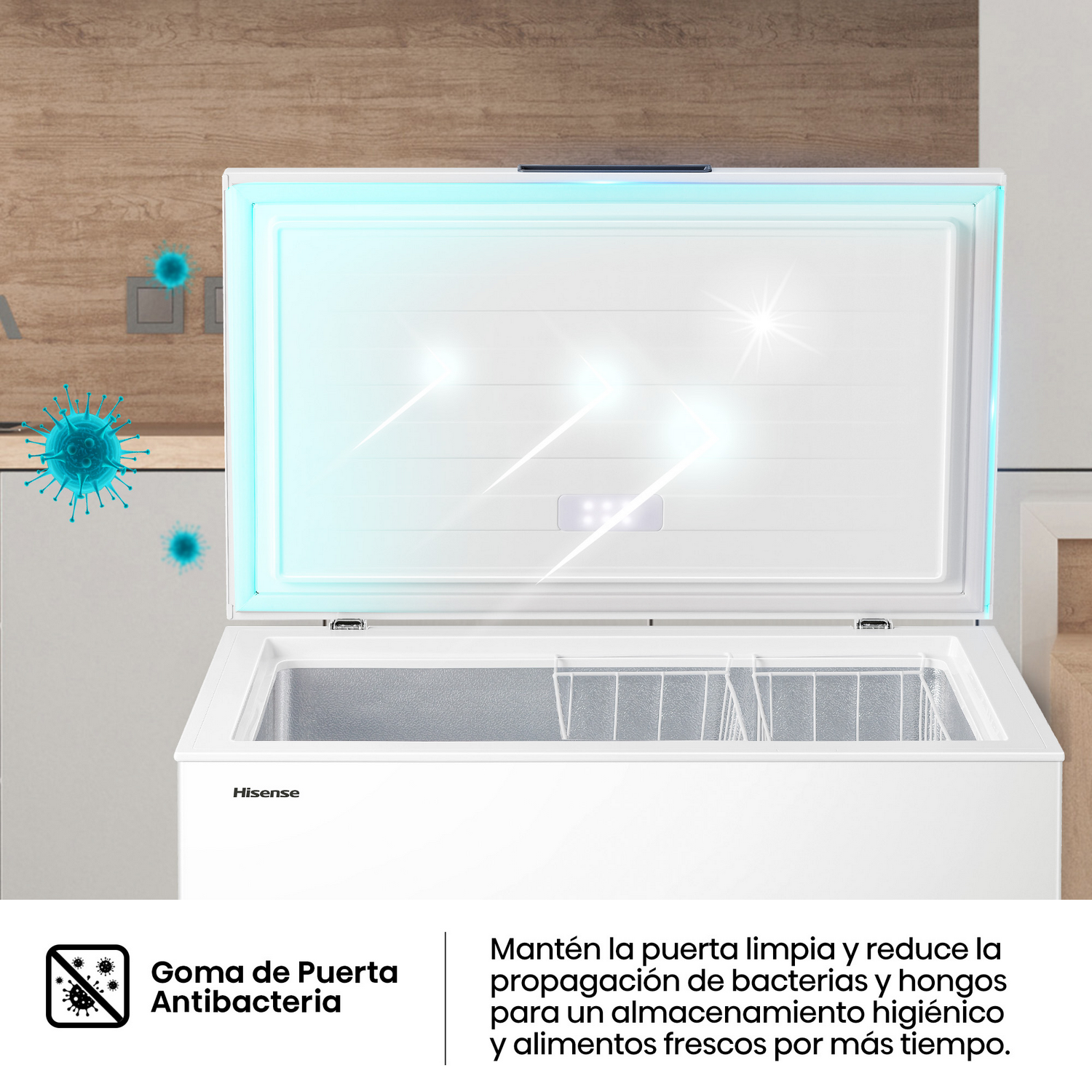 Un congelador Hisense blanco abierto con luz azul. La puerta tiene un sello antibacteriano. El fondo es una pared de madera.