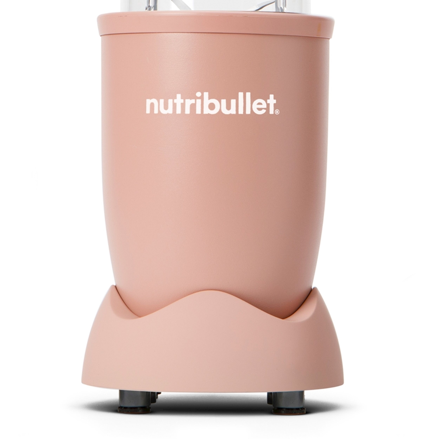 Un frullatore Nutribullet rosa su sfondo bianco. Il frullatore ha una base, una tazza e una sezione lama. Il marchio è visibile.