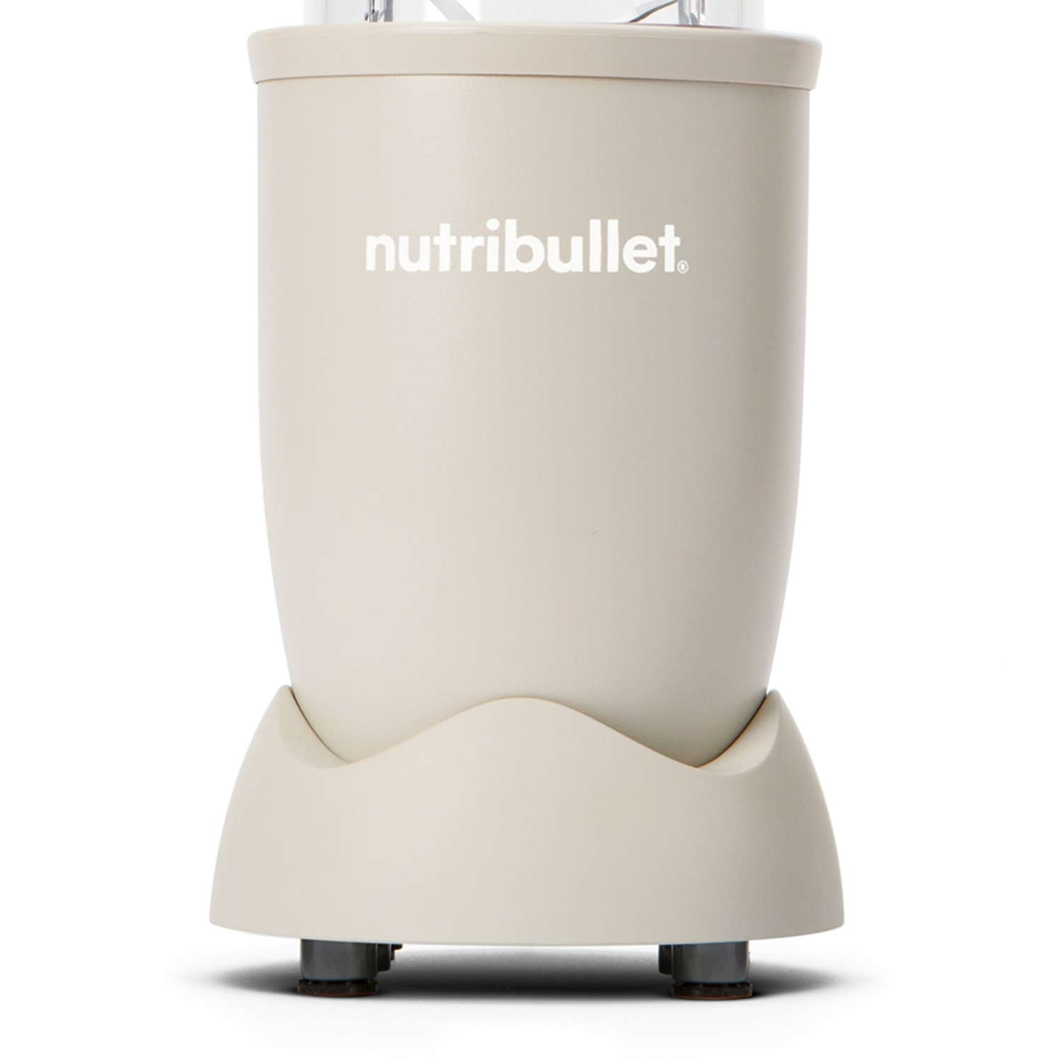 Un frullatore Nutribullet beige su una superficie bianca. Il nome del marchio è visibile. Il frullatore ha una base curva e piedini.