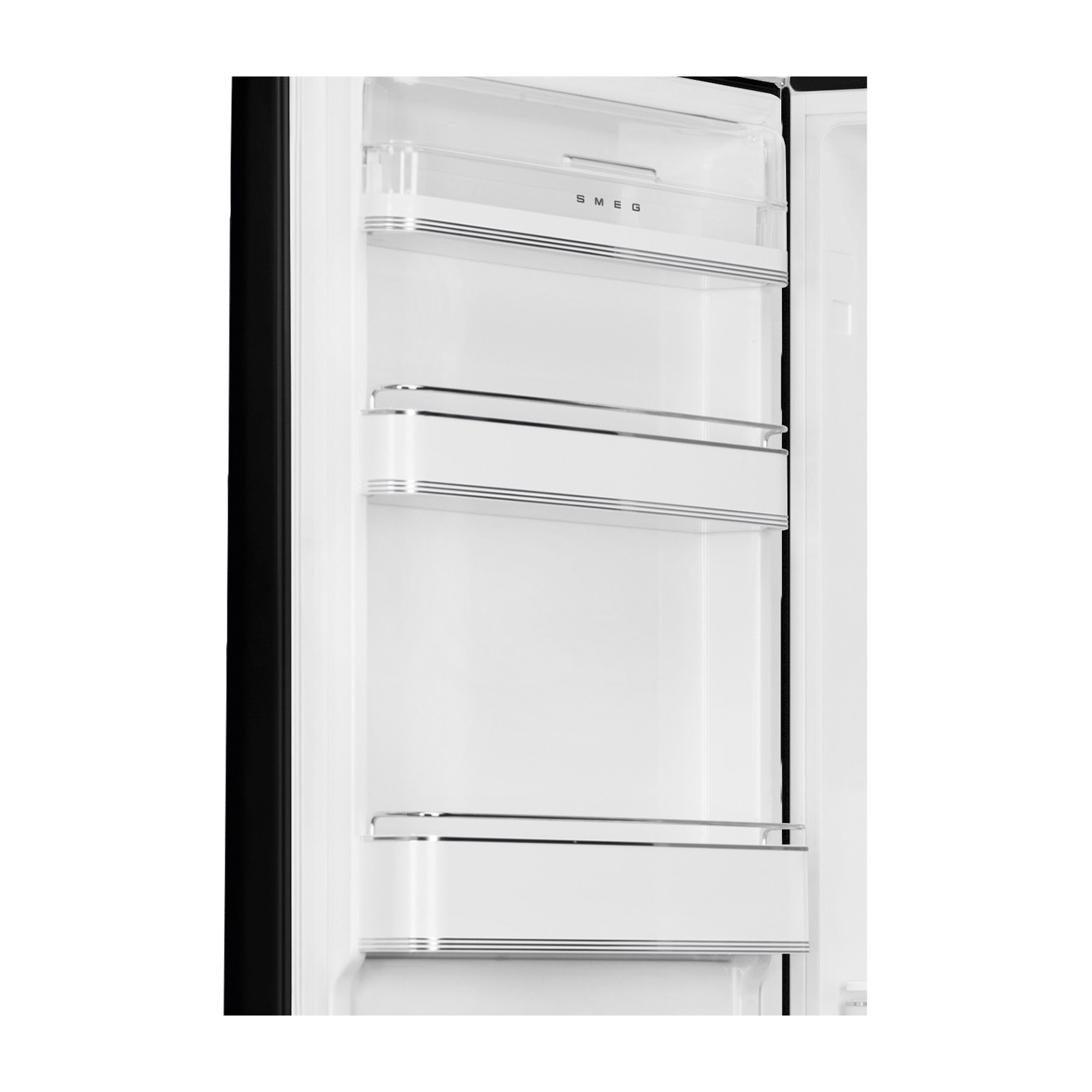 Interno di un frigorifero SMEG aperto e vuoto. Si vedono ripiani bianchi con finiture cromate. Il frigorifero è bianco all'interno con un telaio porta nero.