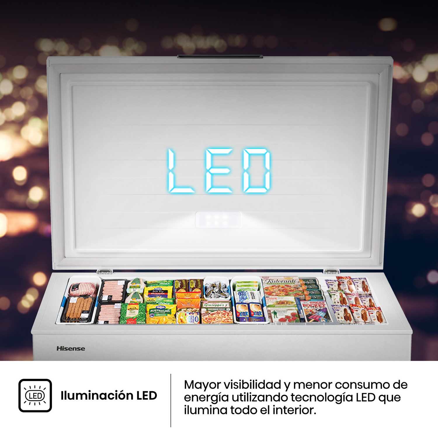 Un congelador Hisense blanco abierto muestra alimentos congelados. Las luces LED iluminan el interior. La palabra LED se enciende dentro del congelador.